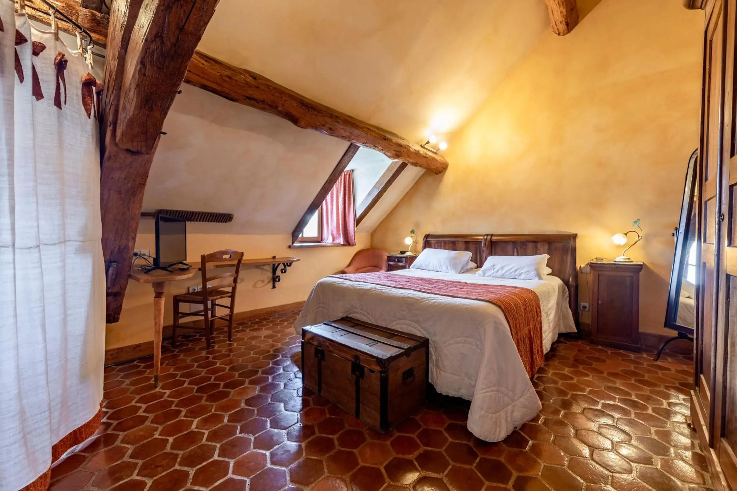 Bed in Hôtel De La Beursaudiere Bed in Hôtel De La Beursaudiere