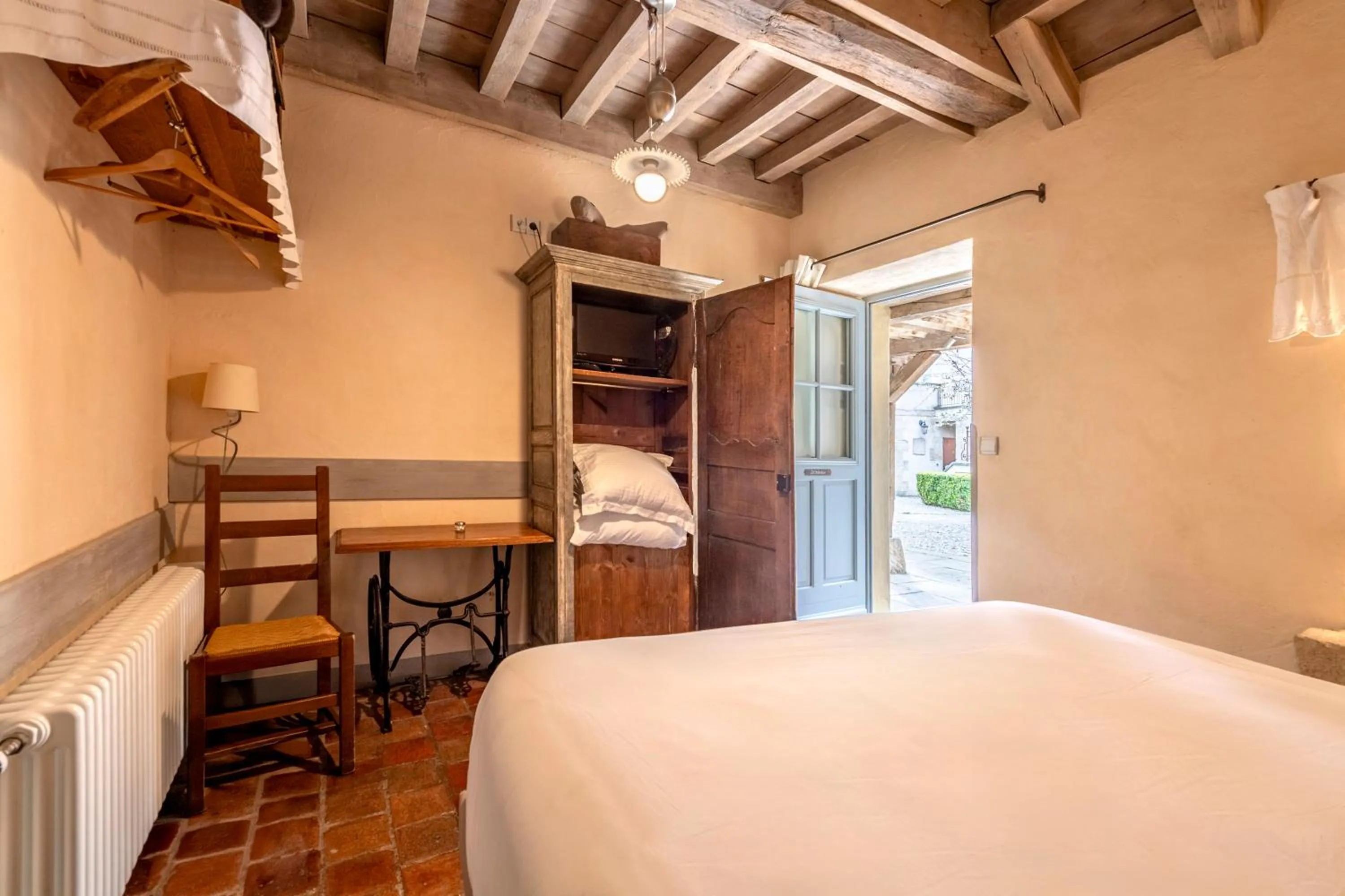 Bed in Hôtel De La Beursaudiere