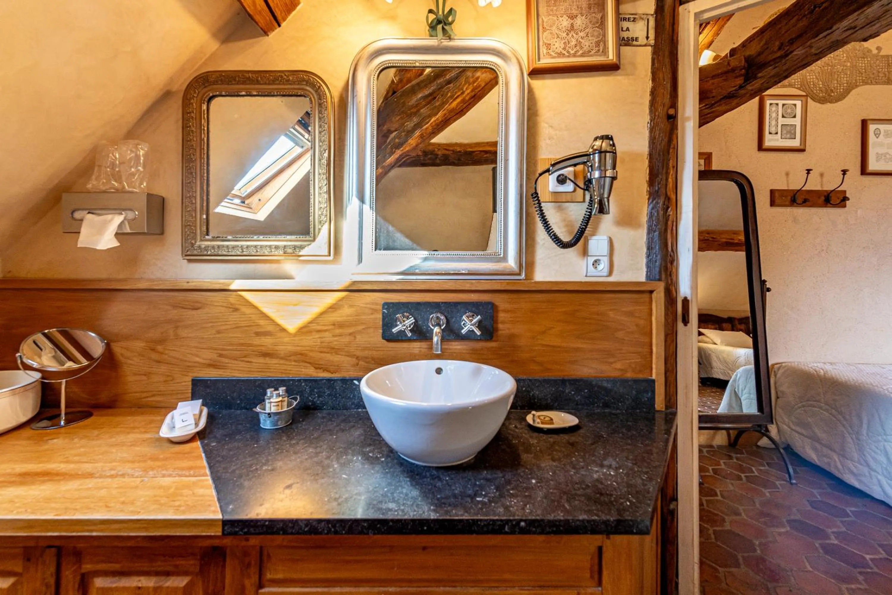 Bathroom in Hôtel De La Beursaudiere