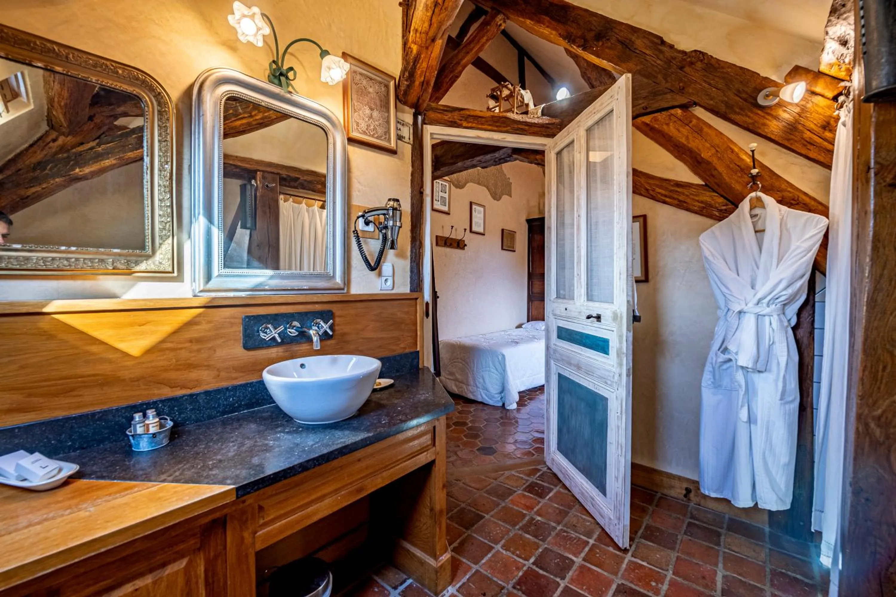 Bathroom in Hôtel De La Beursaudiere