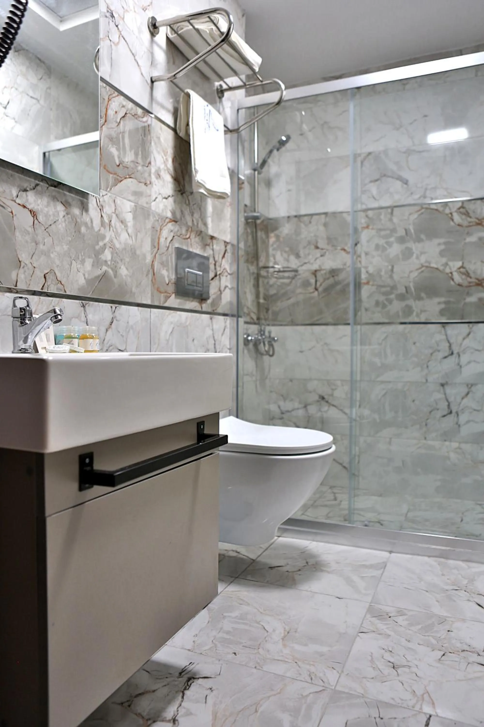 Bathroom in Fly And Stay Airport Hotel