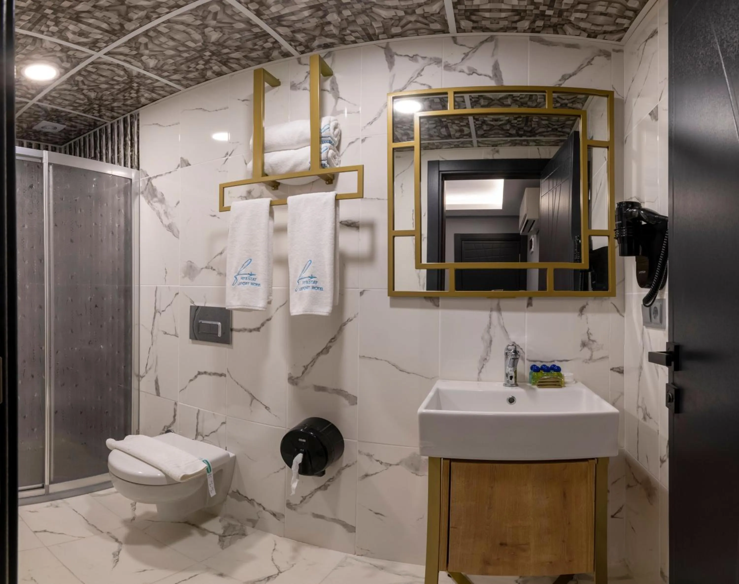 Bathroom in Fly And Stay Airport Hotel