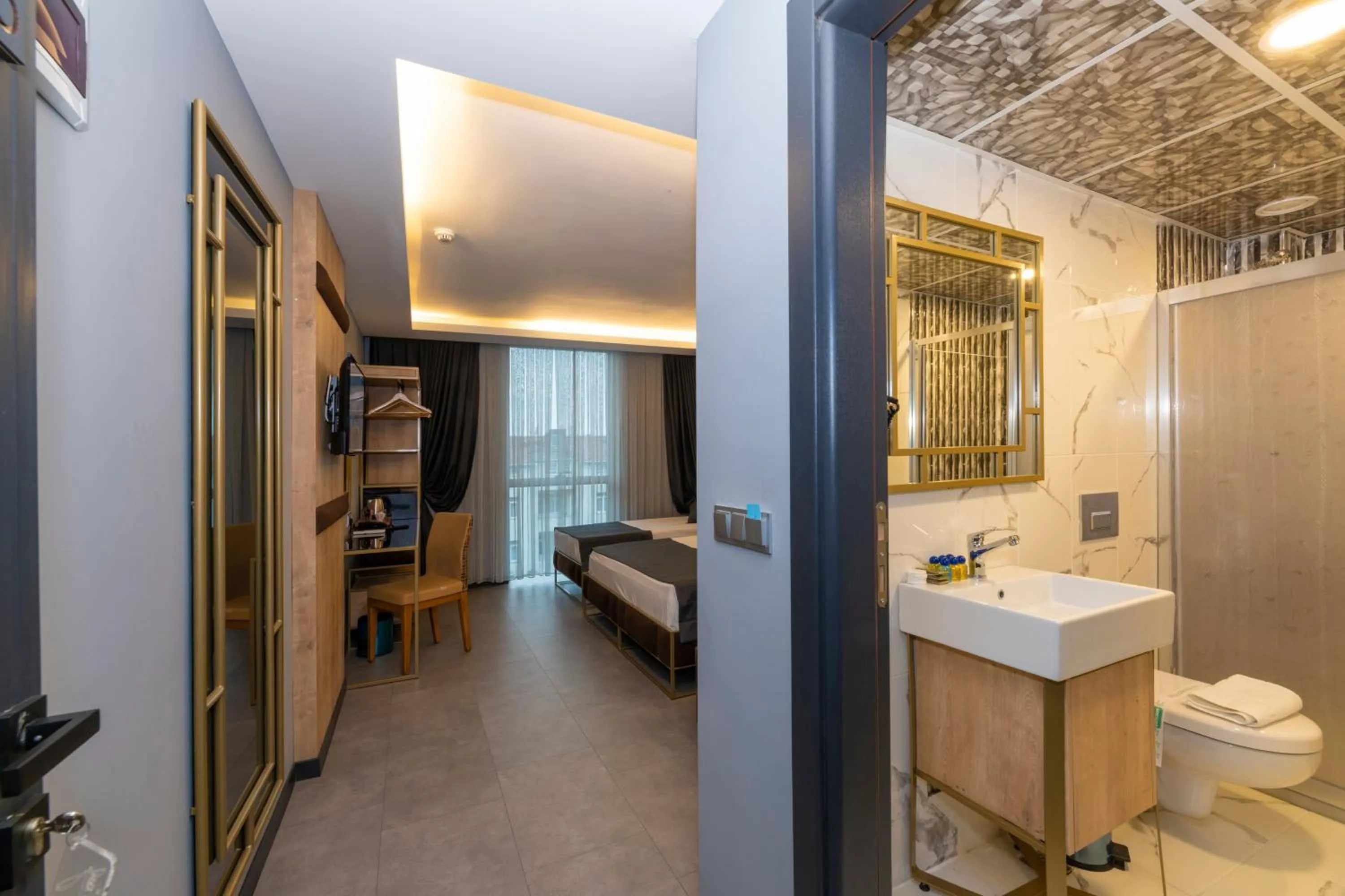 Bathroom, Bed in Fly And Stay Airport Hotel