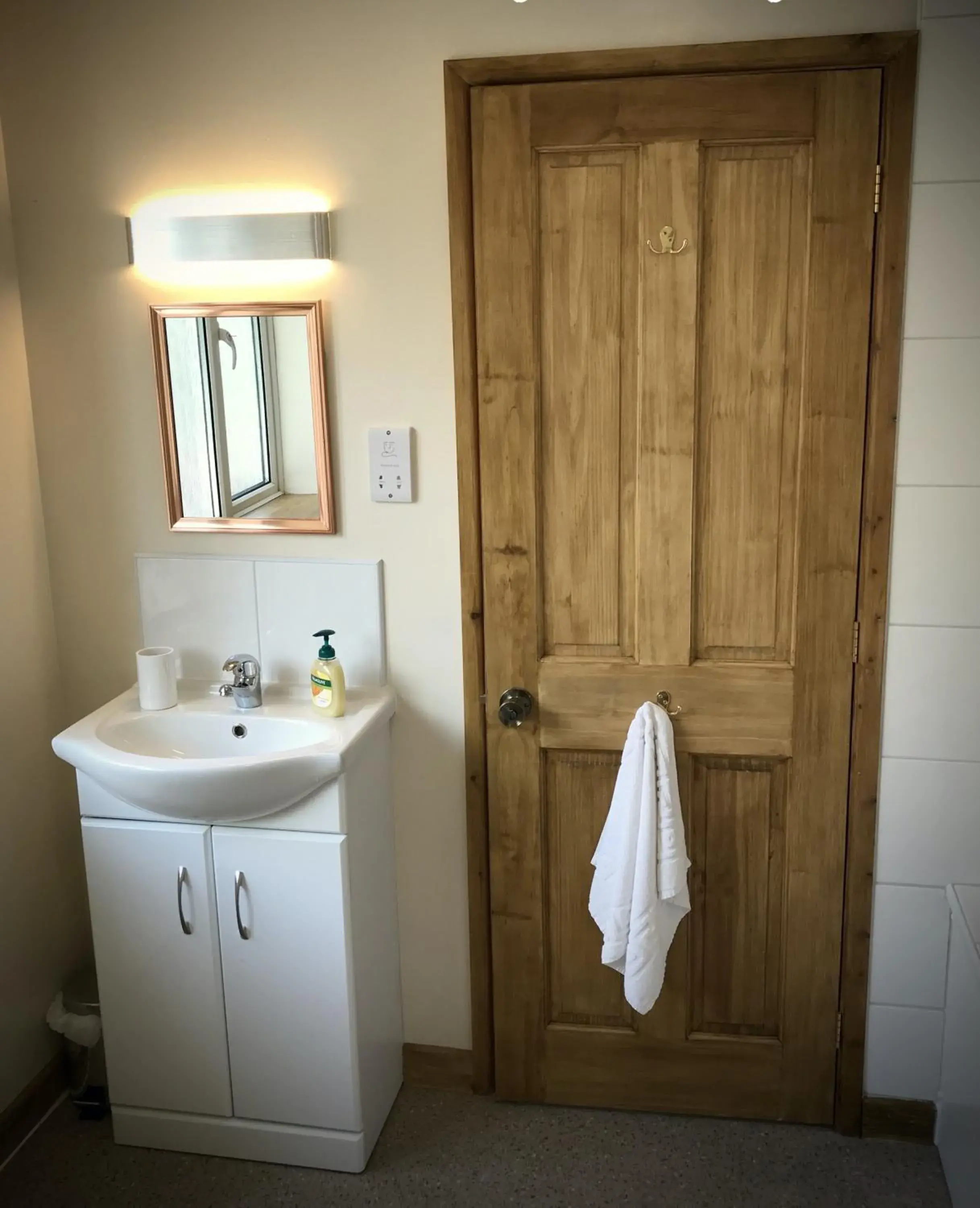 Deluxe Double Room with Bath in The White Horse Inn, Clun Deluxe Double Room with Bath in The White Horse Inn, Clun