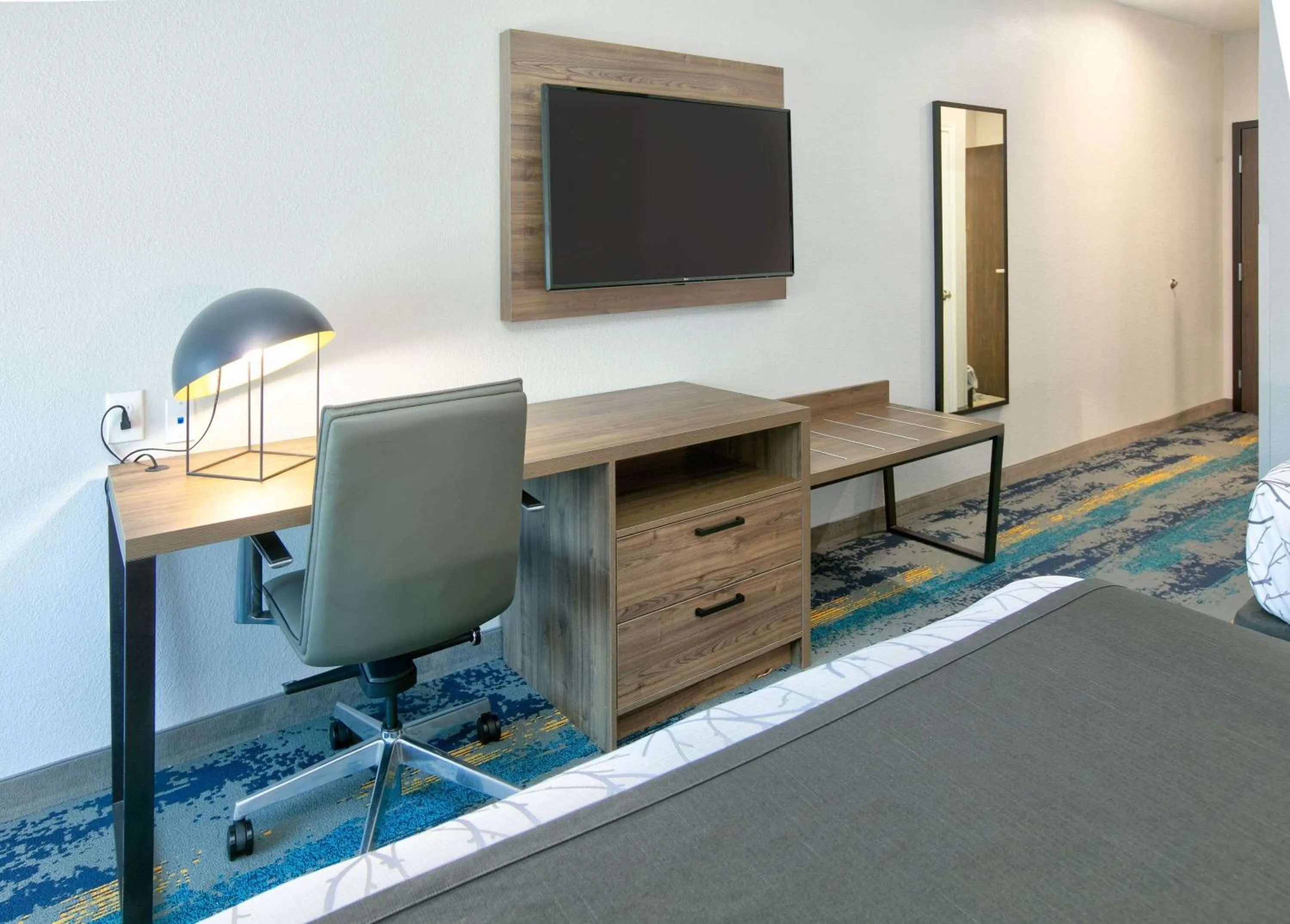 Photo of the whole room, Bed in La Quinta Inn & Suites by Wyndham Dallas/Fairpark