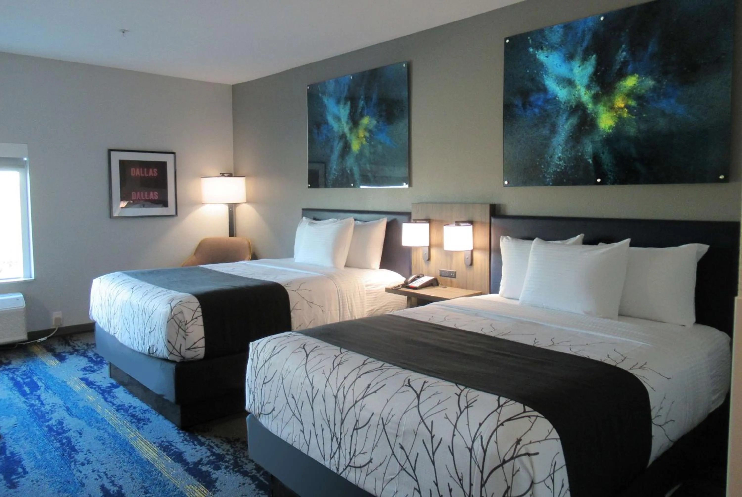 Photo of the whole room, Bed in La Quinta Inn & Suites by Wyndham Dallas/Fairpark