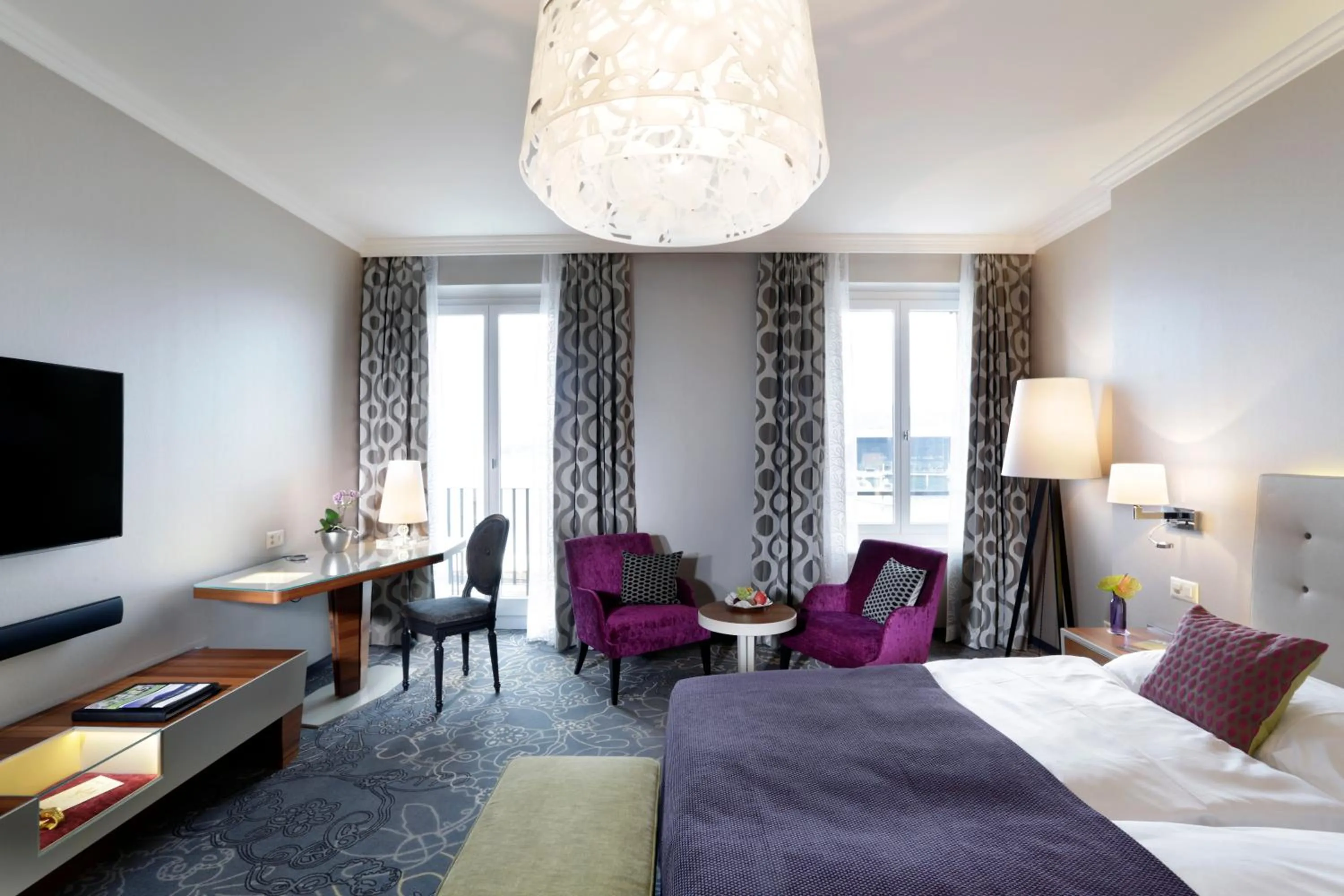 Bed in Hotel Schweizerhof Luzern