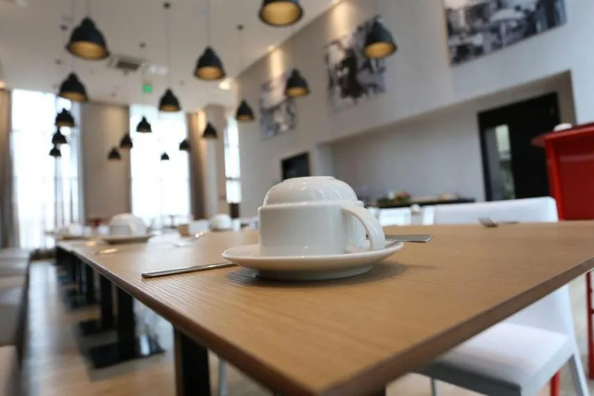 Restaurant/places to eat in Salvador Mondial Flats