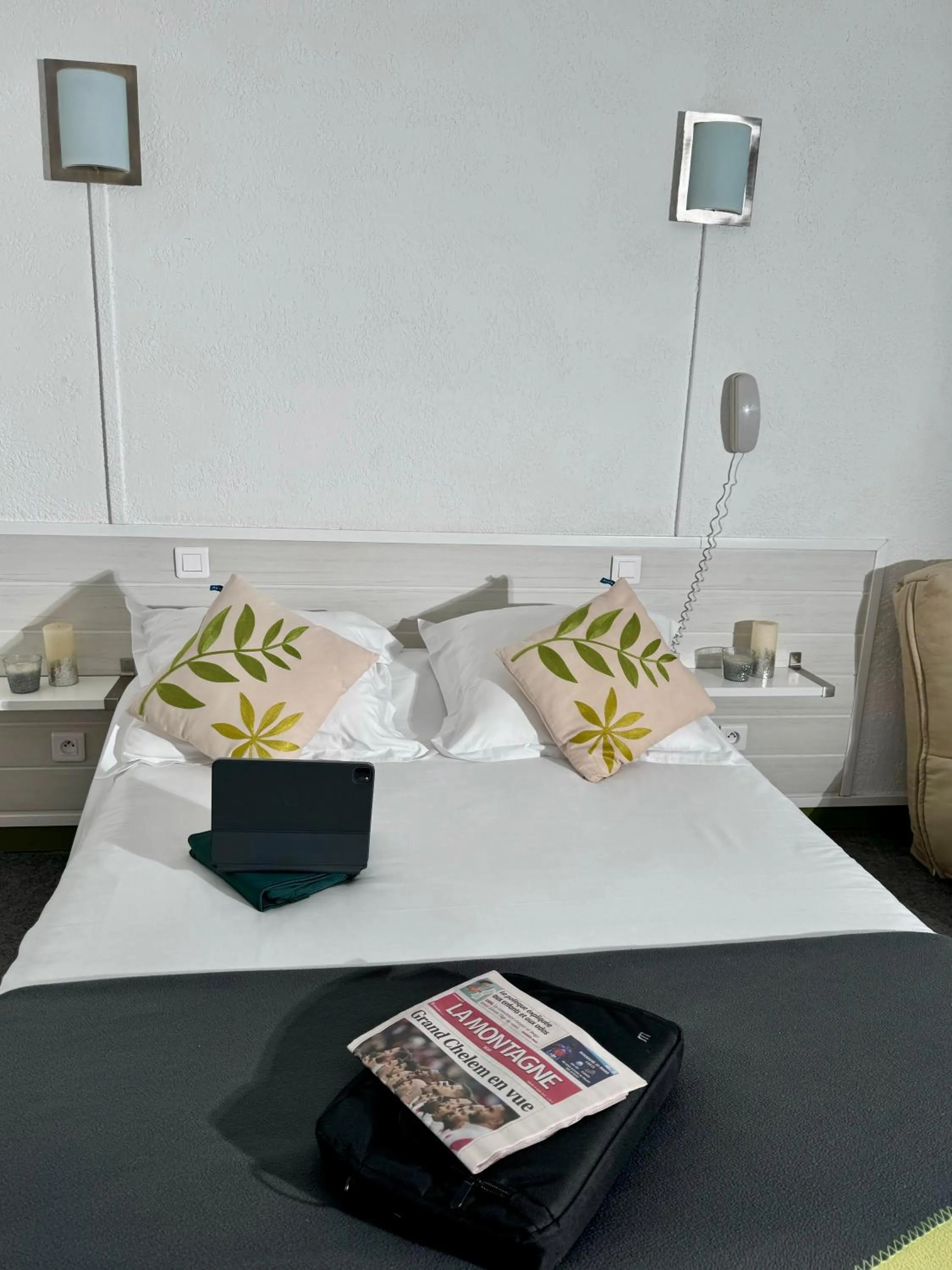 Bed in HOTEL De La Tour Saint Etienne SUD