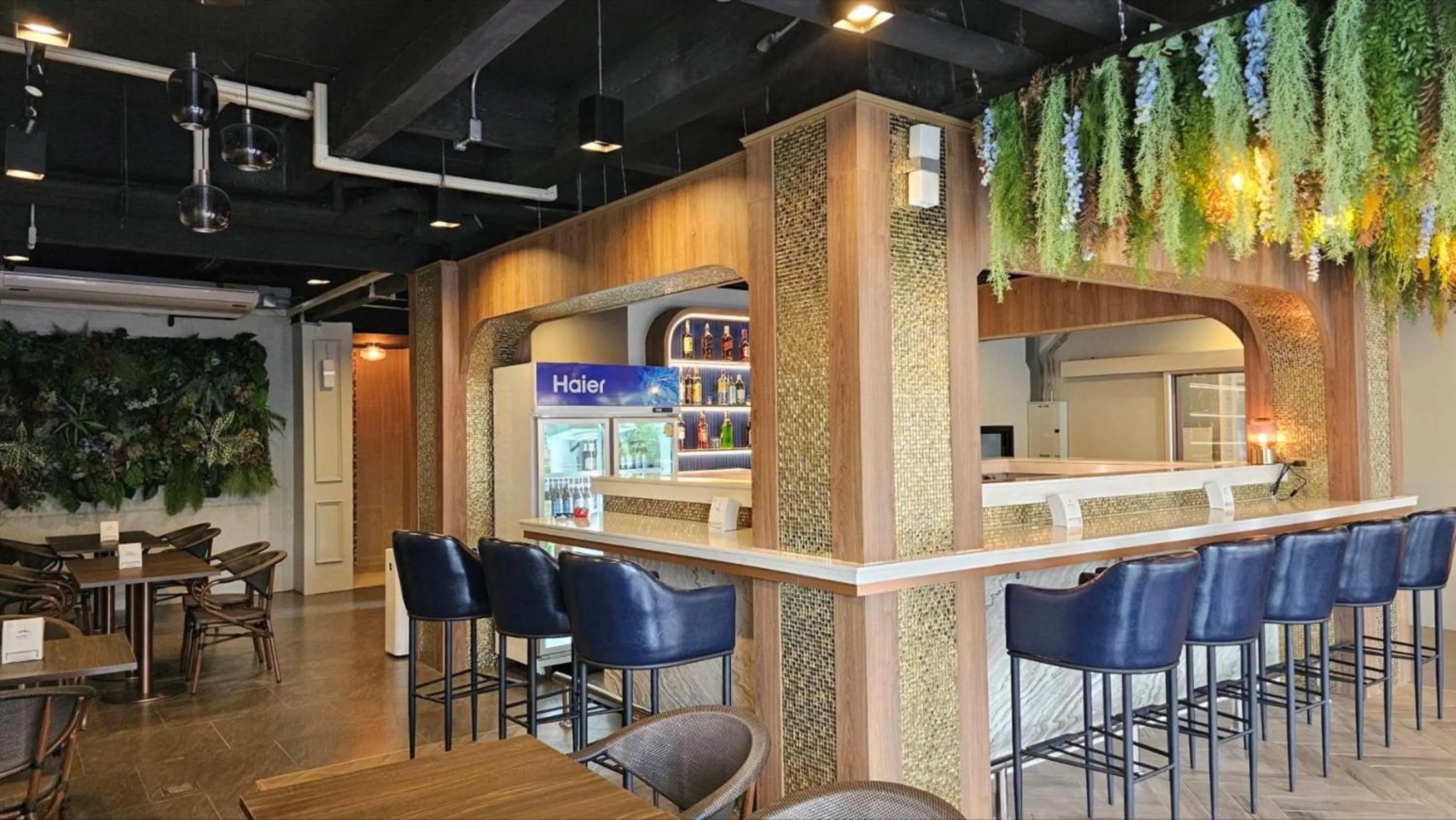 Lounge or bar in Montree Phuket Hotel