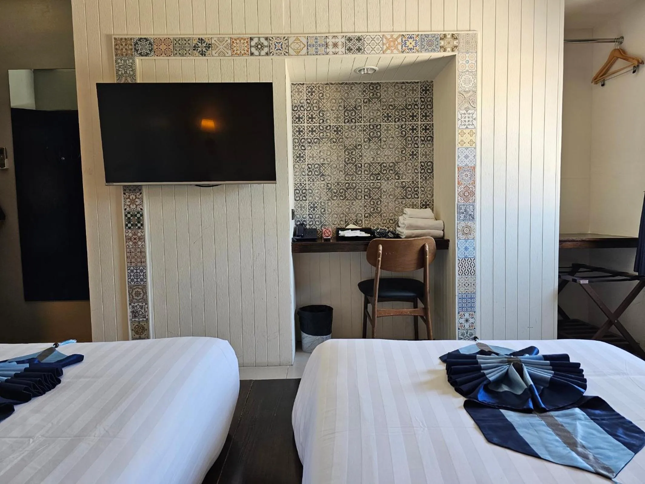 Communal lounge/ TV room, Bed in Montree Phuket Hotel