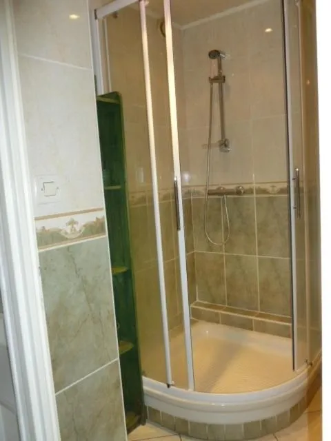Shower in Idéal pour déplacement 4 chambres,5 lits