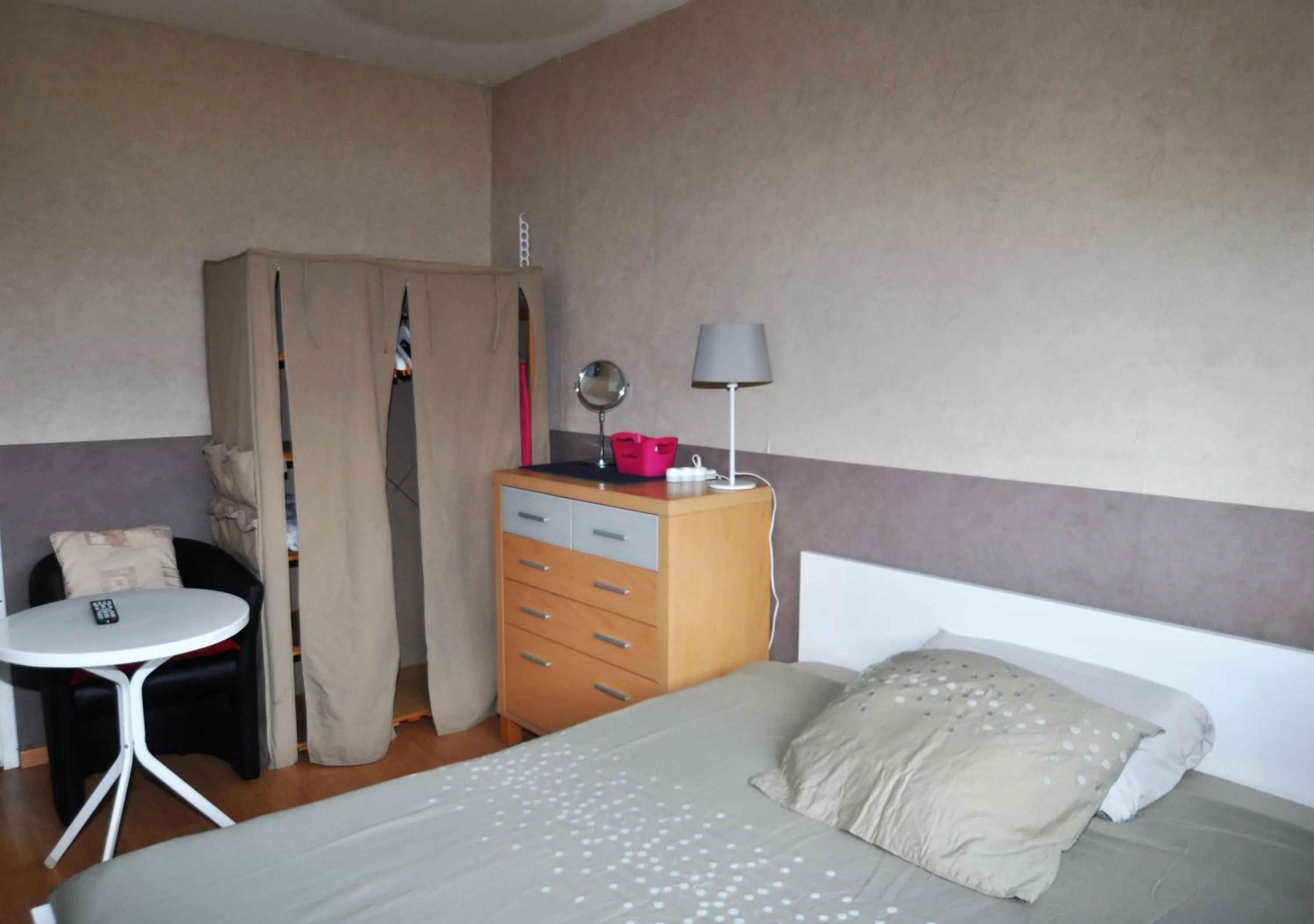 Bedroom, Bed in Idéal pour déplacement 4 chambres,5 lits