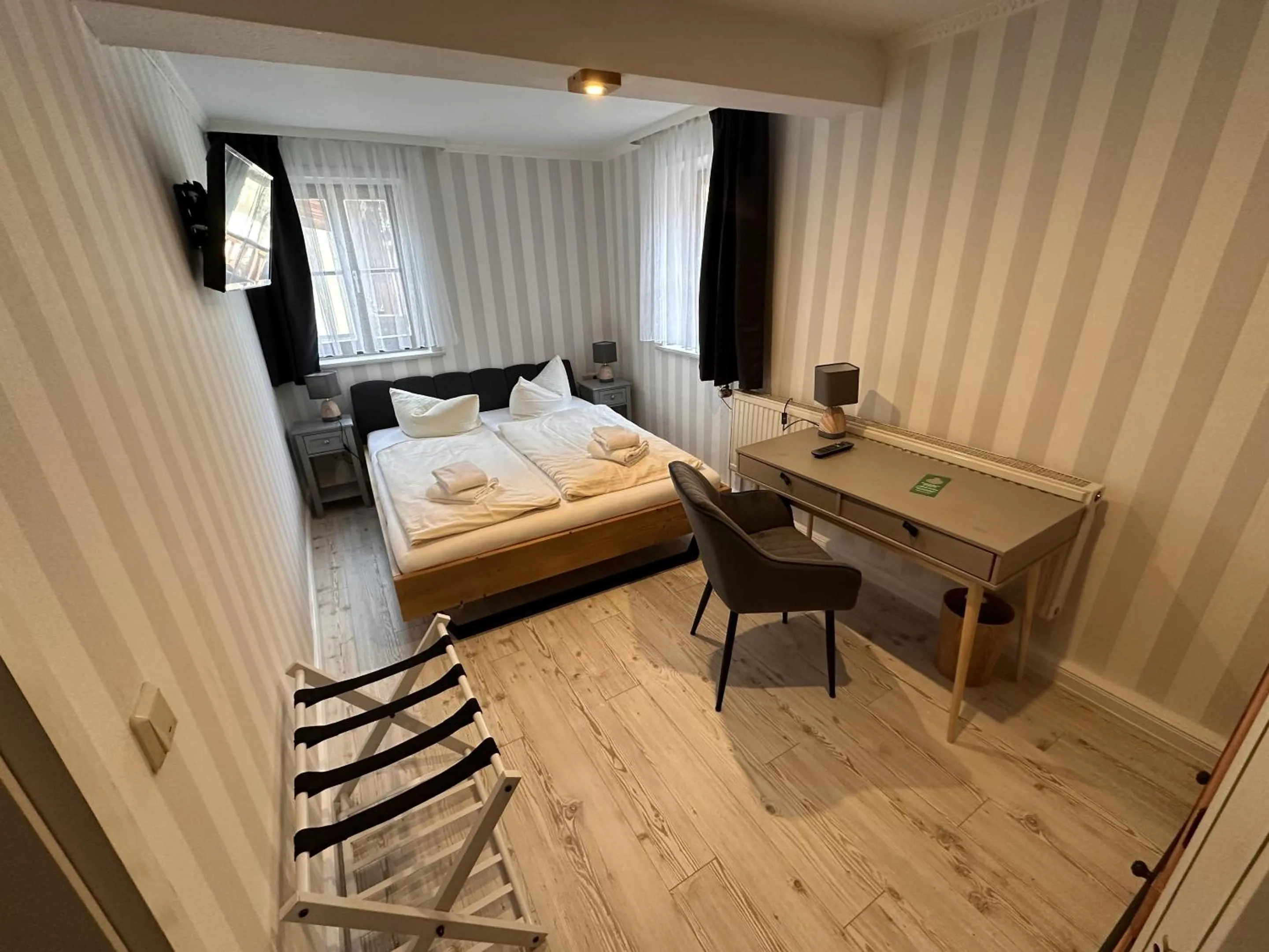 Bedroom, Bed in Hotel Zur Goldenen Sonne