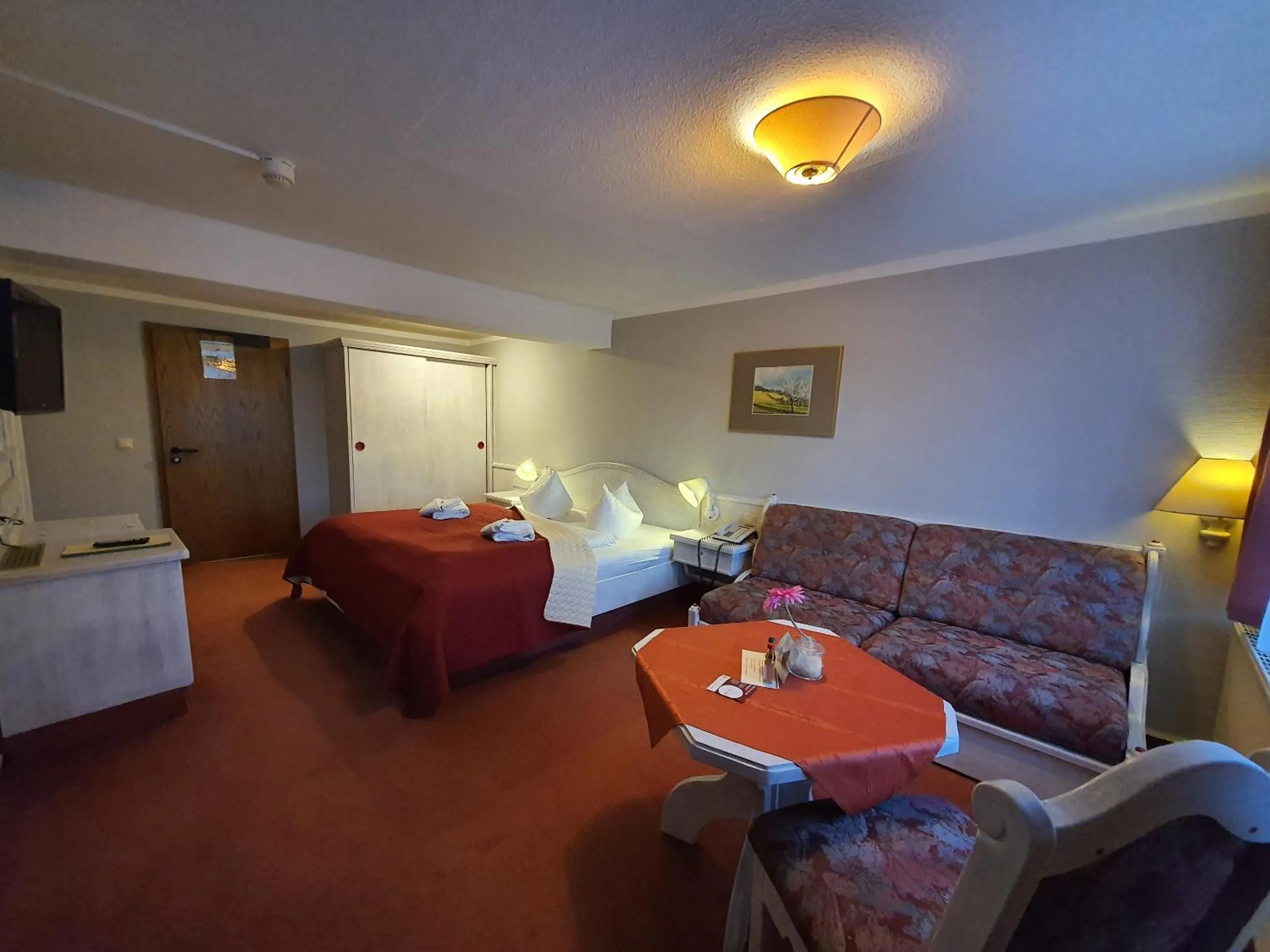 Bedroom in Hotel Zur Goldenen Sonne