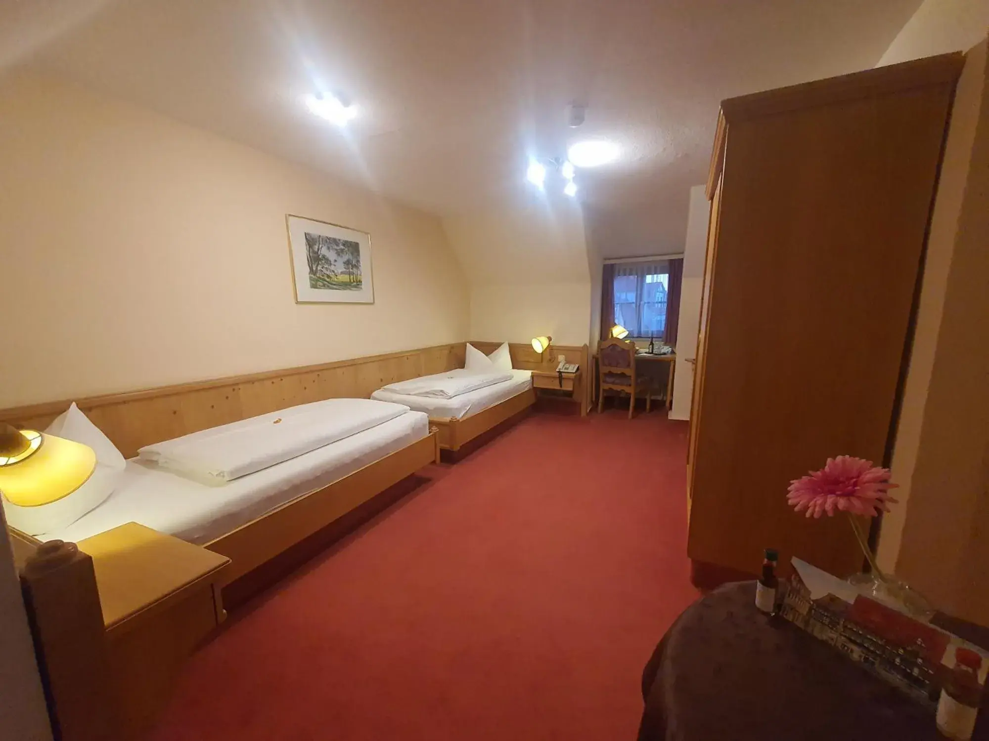 Standard Twin Room in Hotel Zur Goldenen Sonne Standard Twin Room in Hotel Zur Goldenen Sonne
