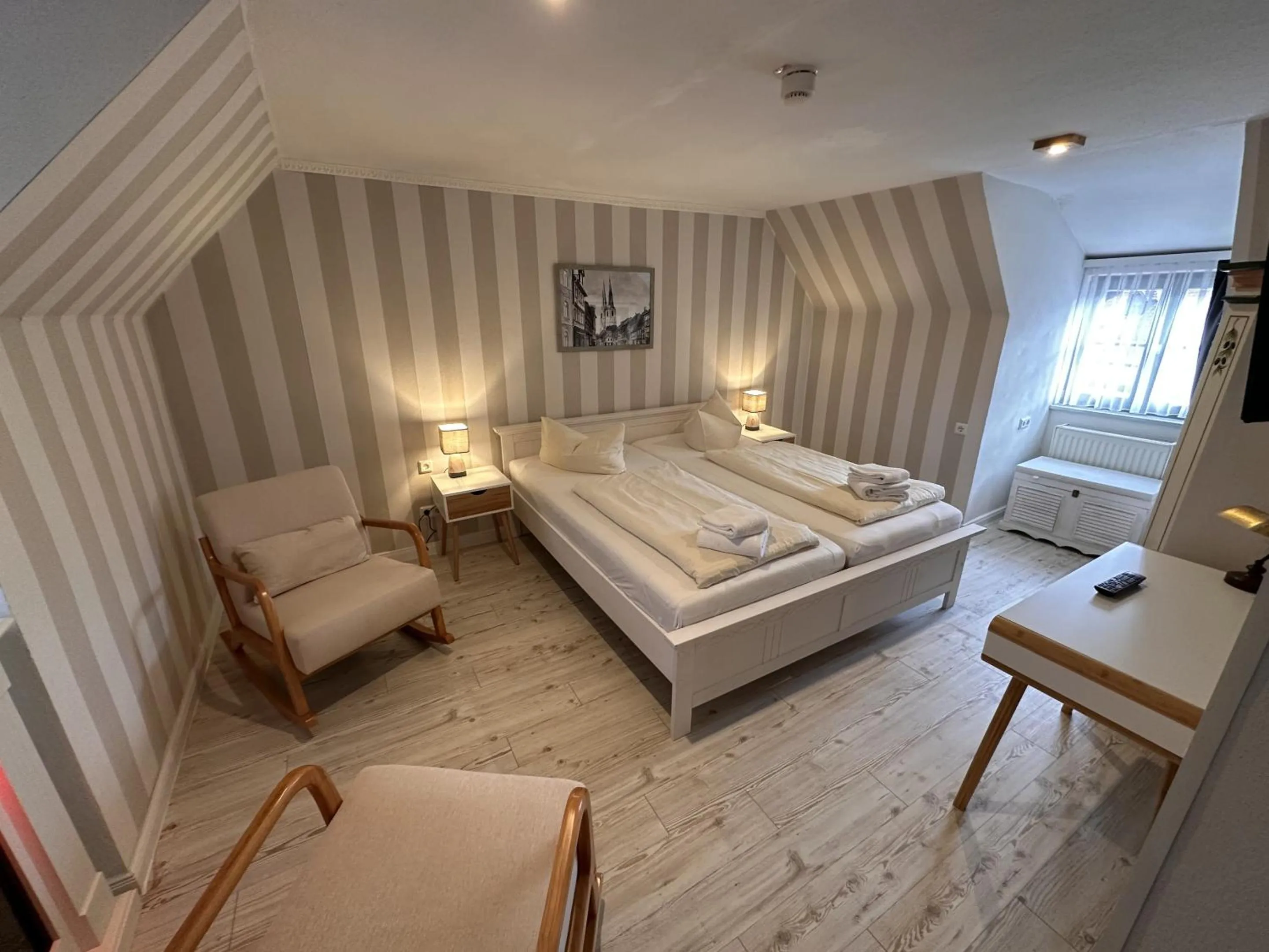 Bedroom, Bed in Hotel Zur Goldenen Sonne