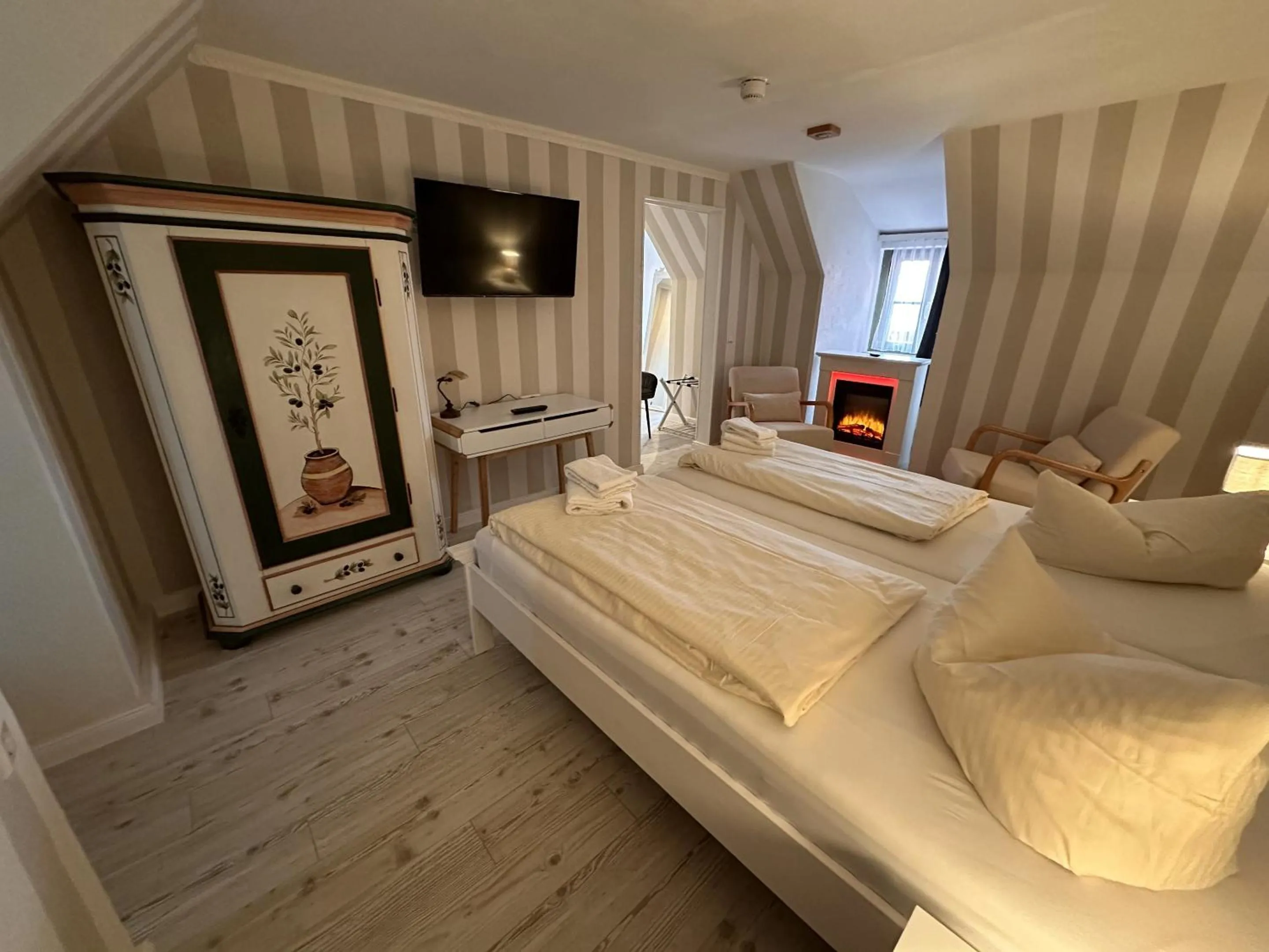 Bedroom, Bed in Hotel Zur Goldenen Sonne