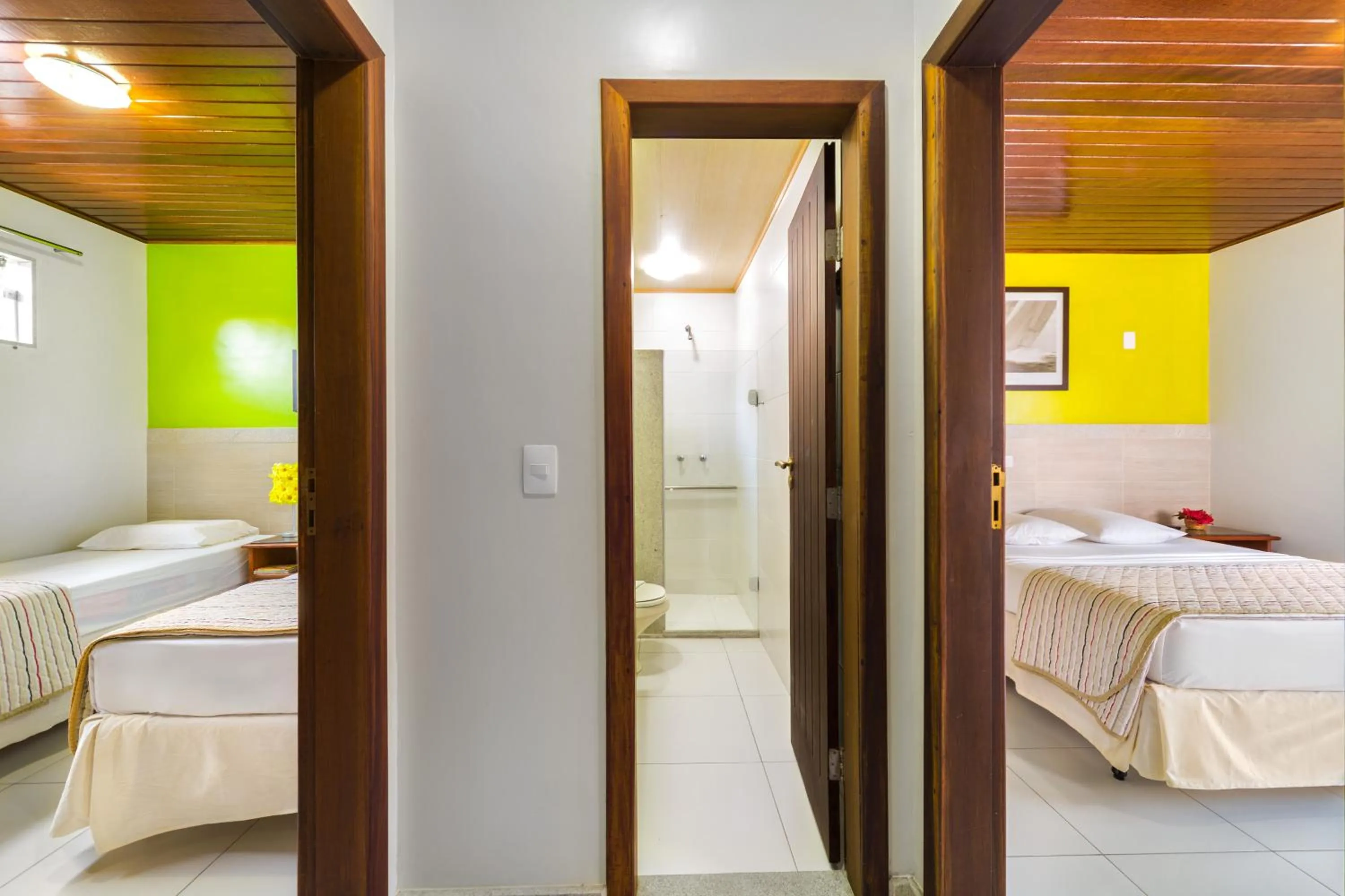 Bathroom, Bed in Quinta do Sol Lite Praia Hotel