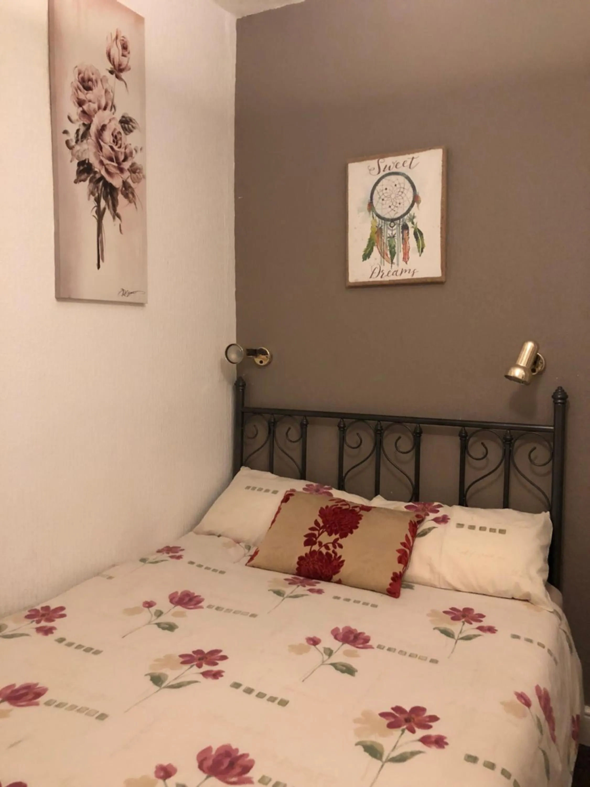 Bed in Melrose Hotel