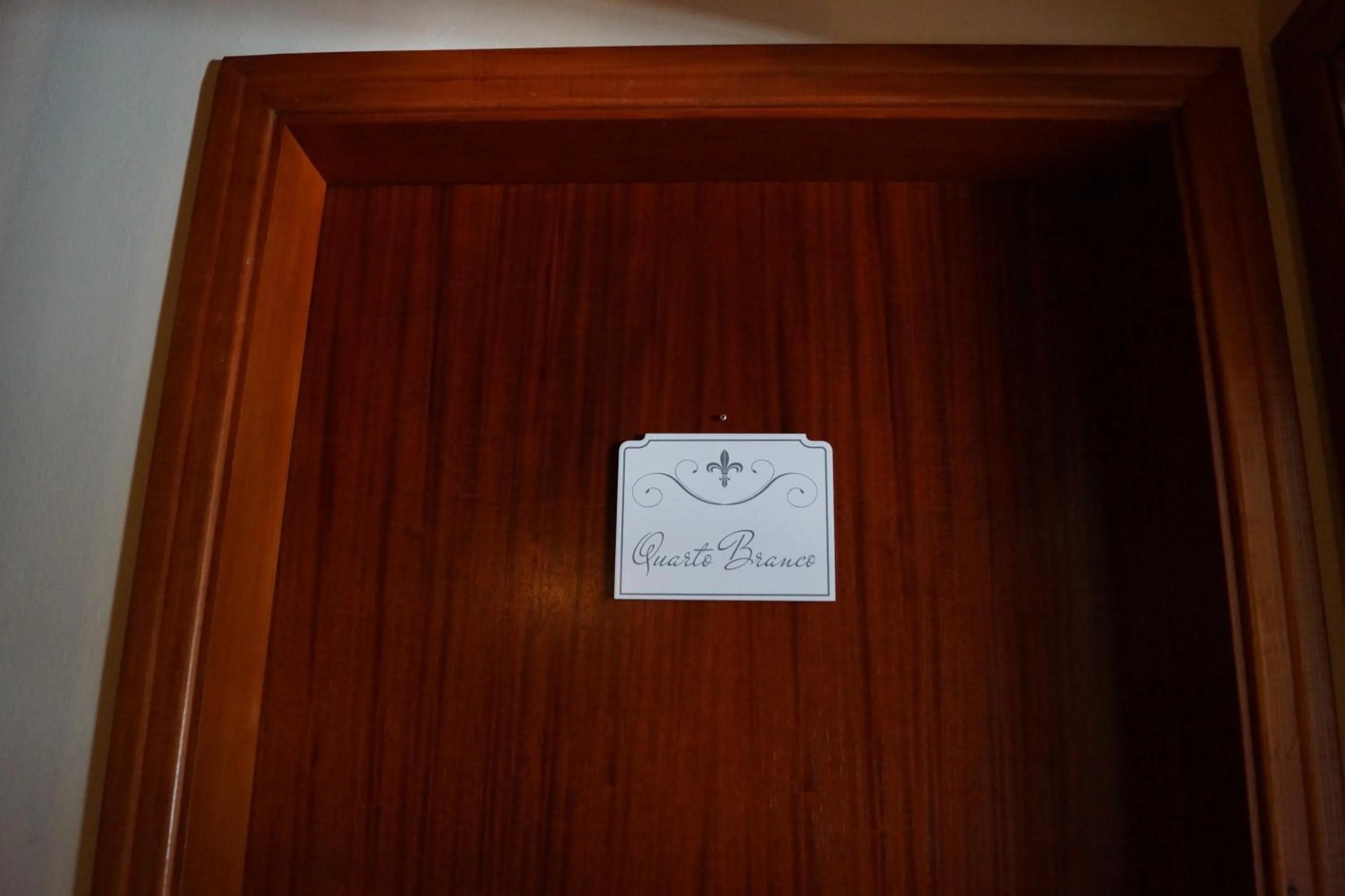 Logo/Certificate/Sign in Pousada Chateau Colinas