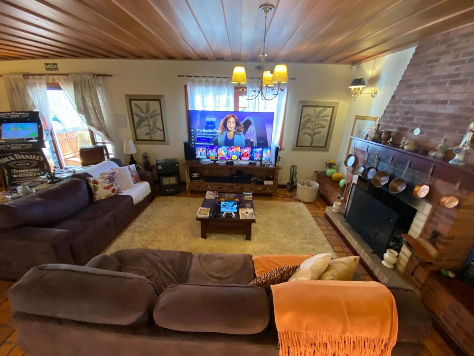 Communal lounge/ TV room in Pousada Chateau Colinas