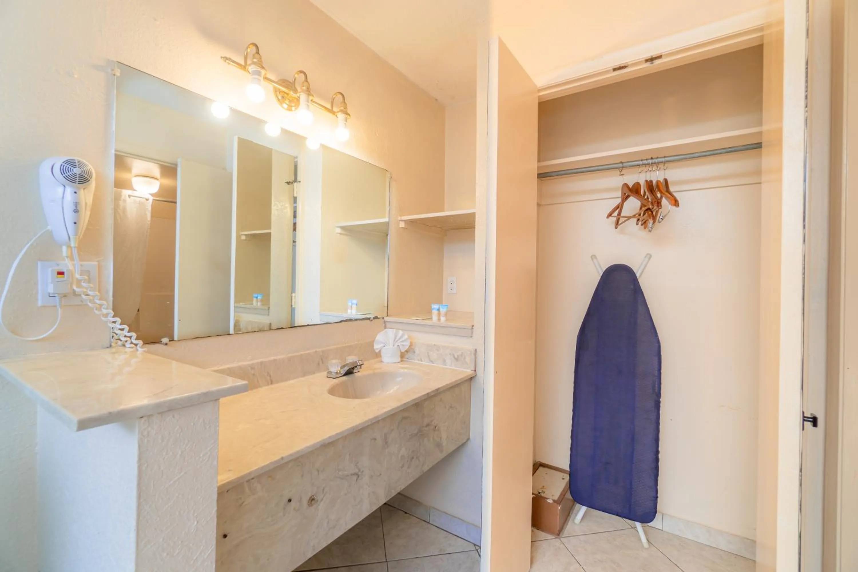 Bathroom in Sevilla Inn Kissimmee- Near Disney