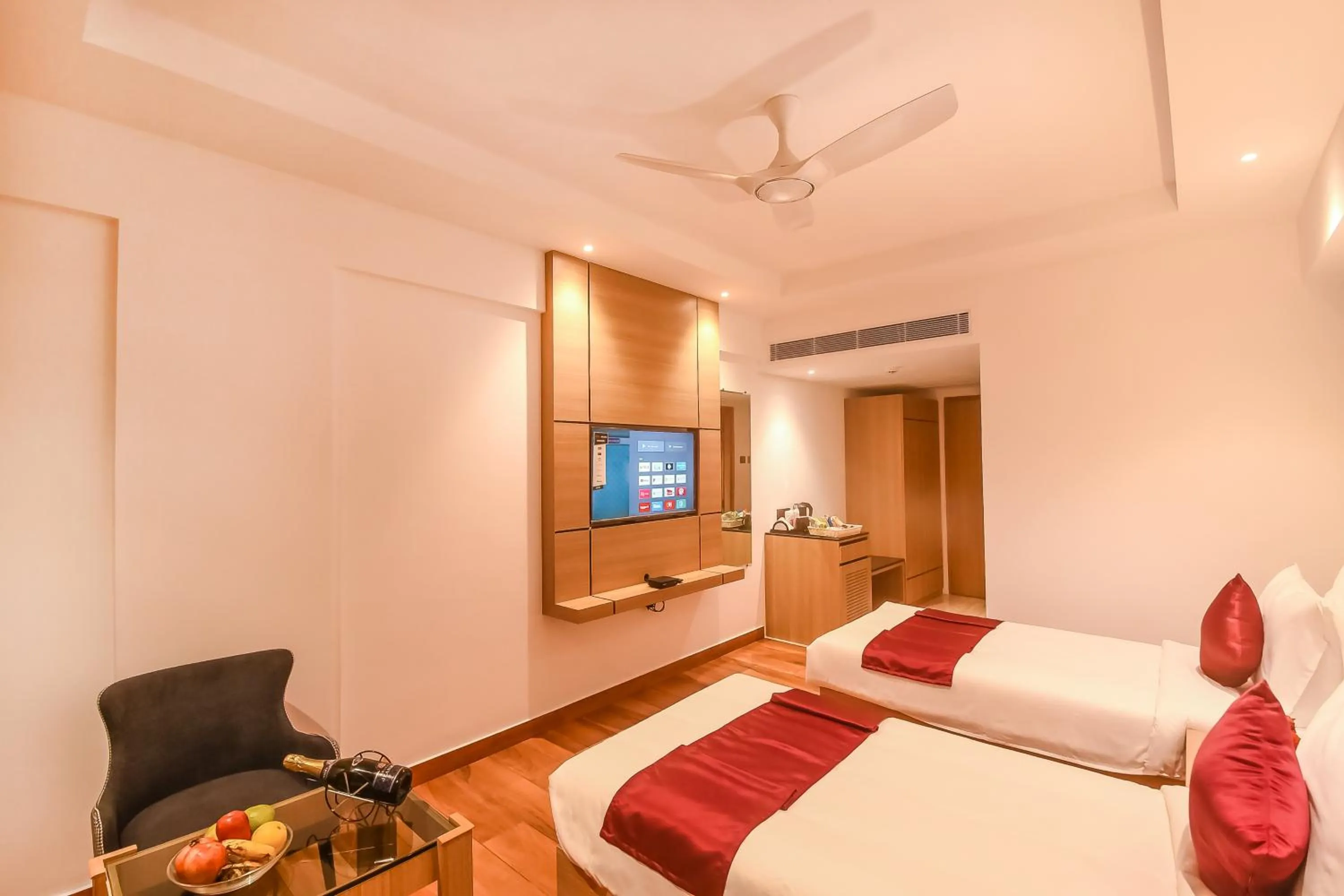 Photo of the whole room, Bed in Emerald Clarks Inn Suites