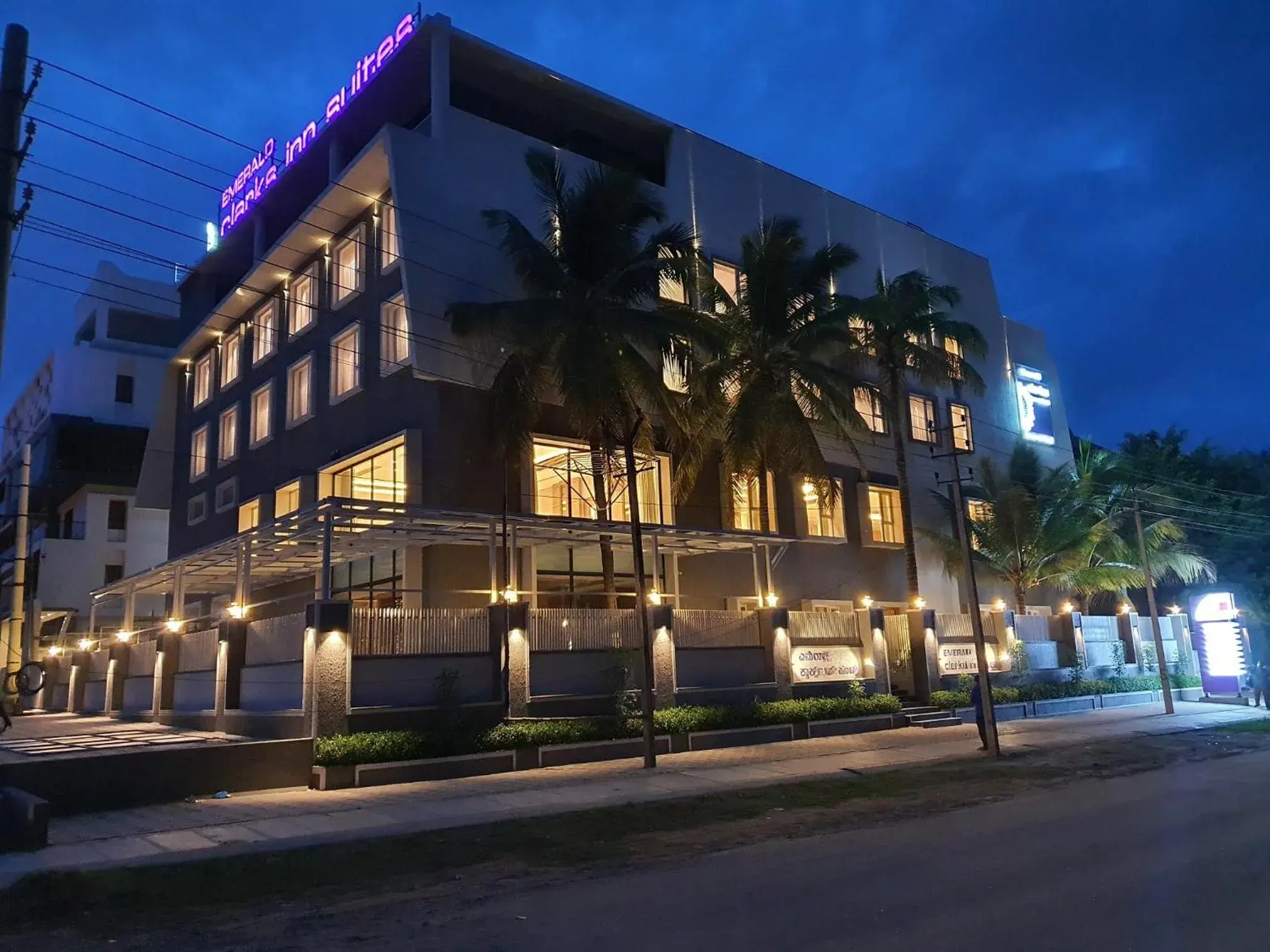 Property building in Emerald Clarks Inn Suites Property building in Emerald Clarks Inn Suites