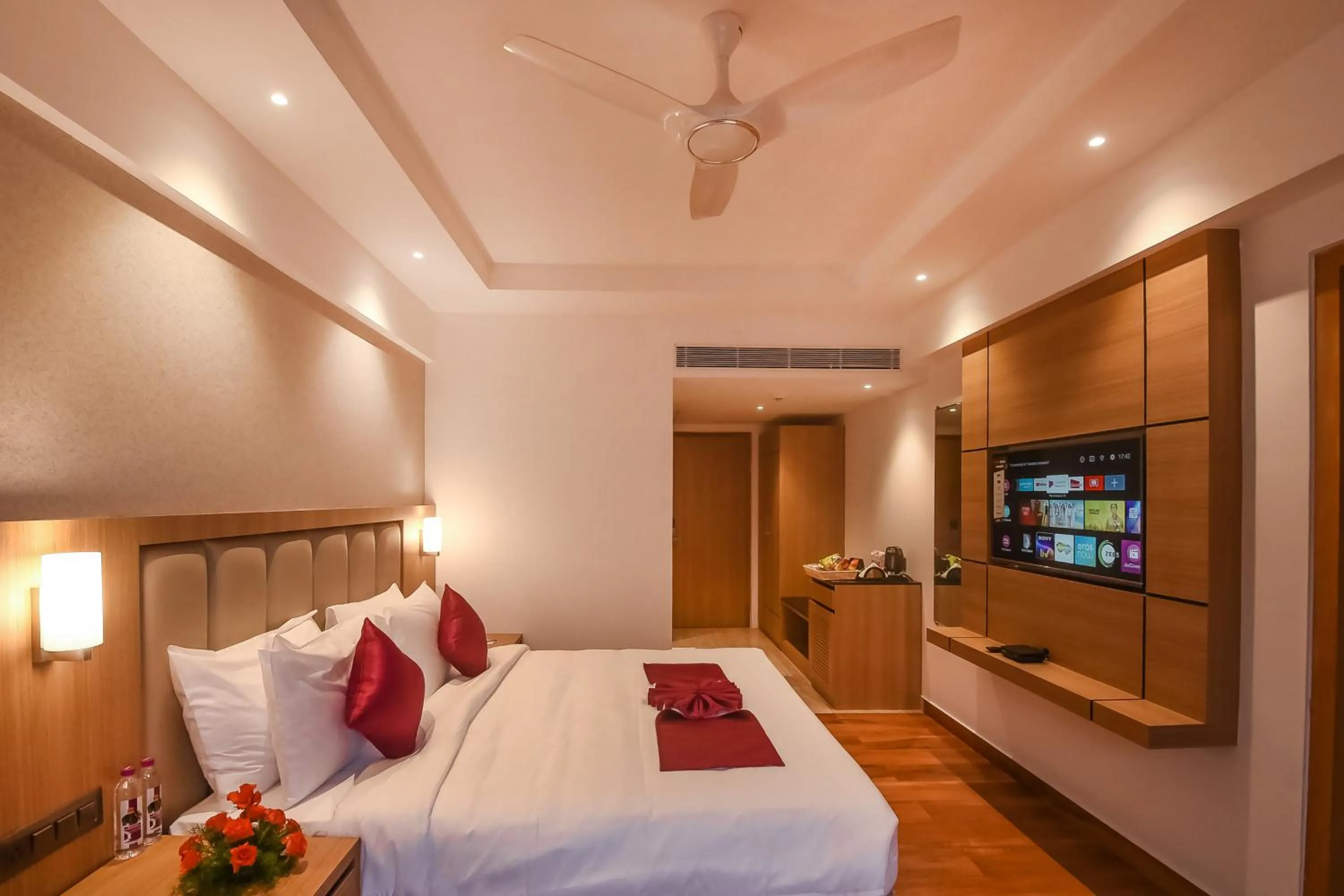 Photo of the whole room, Bed in Emerald Clarks Inn Suites