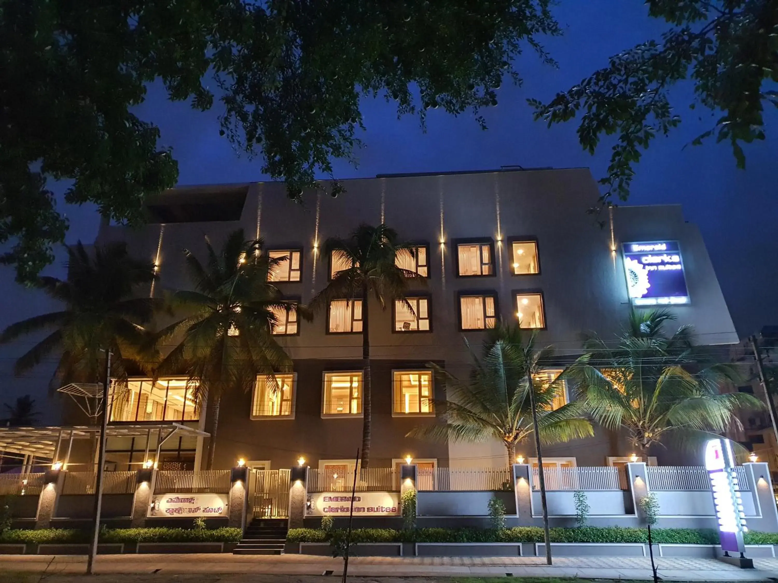 Property building in Emerald Clarks Inn Suites Property building in Emerald Clarks Inn Suites