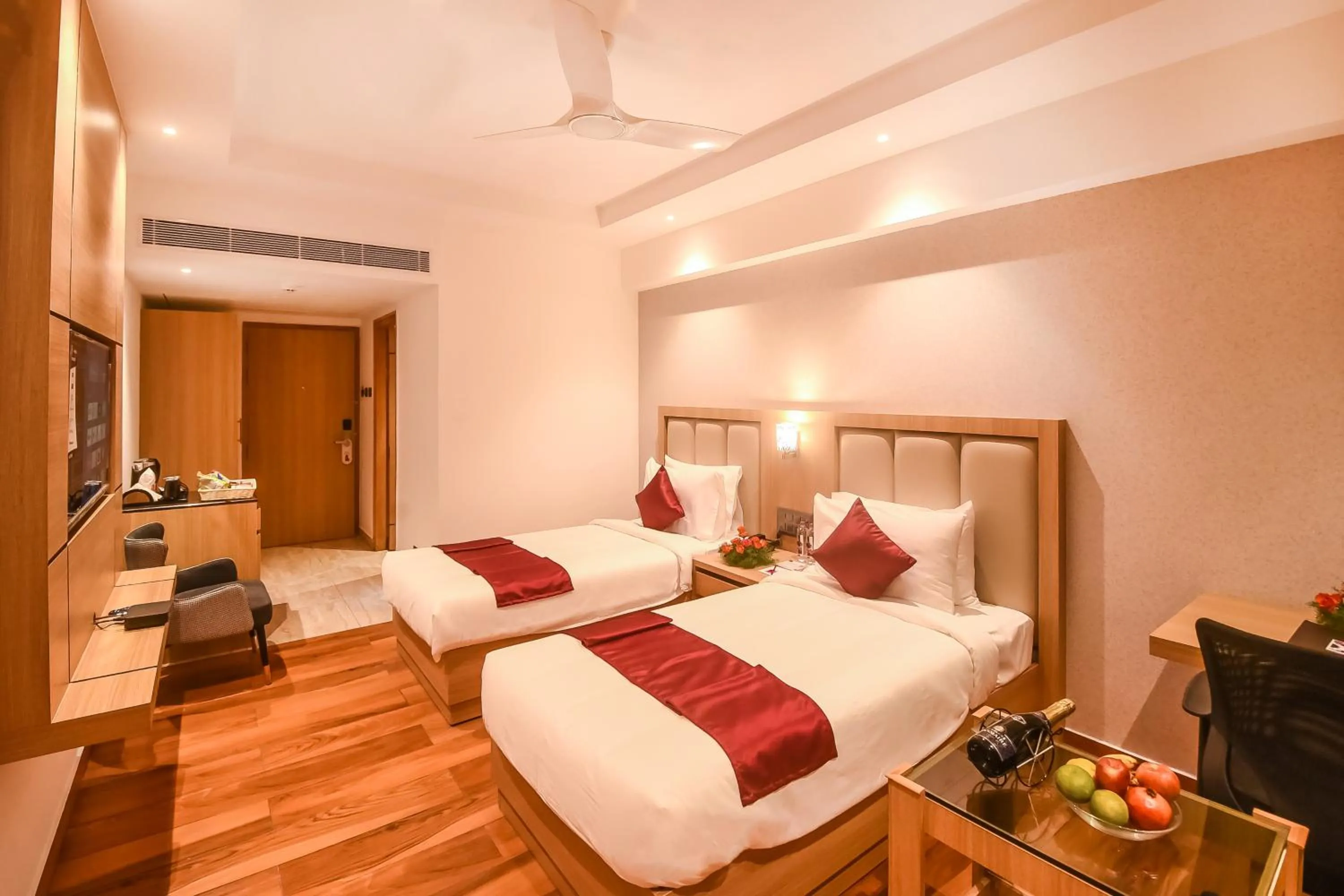 Photo of the whole room, Bed in Emerald Clarks Inn Suites