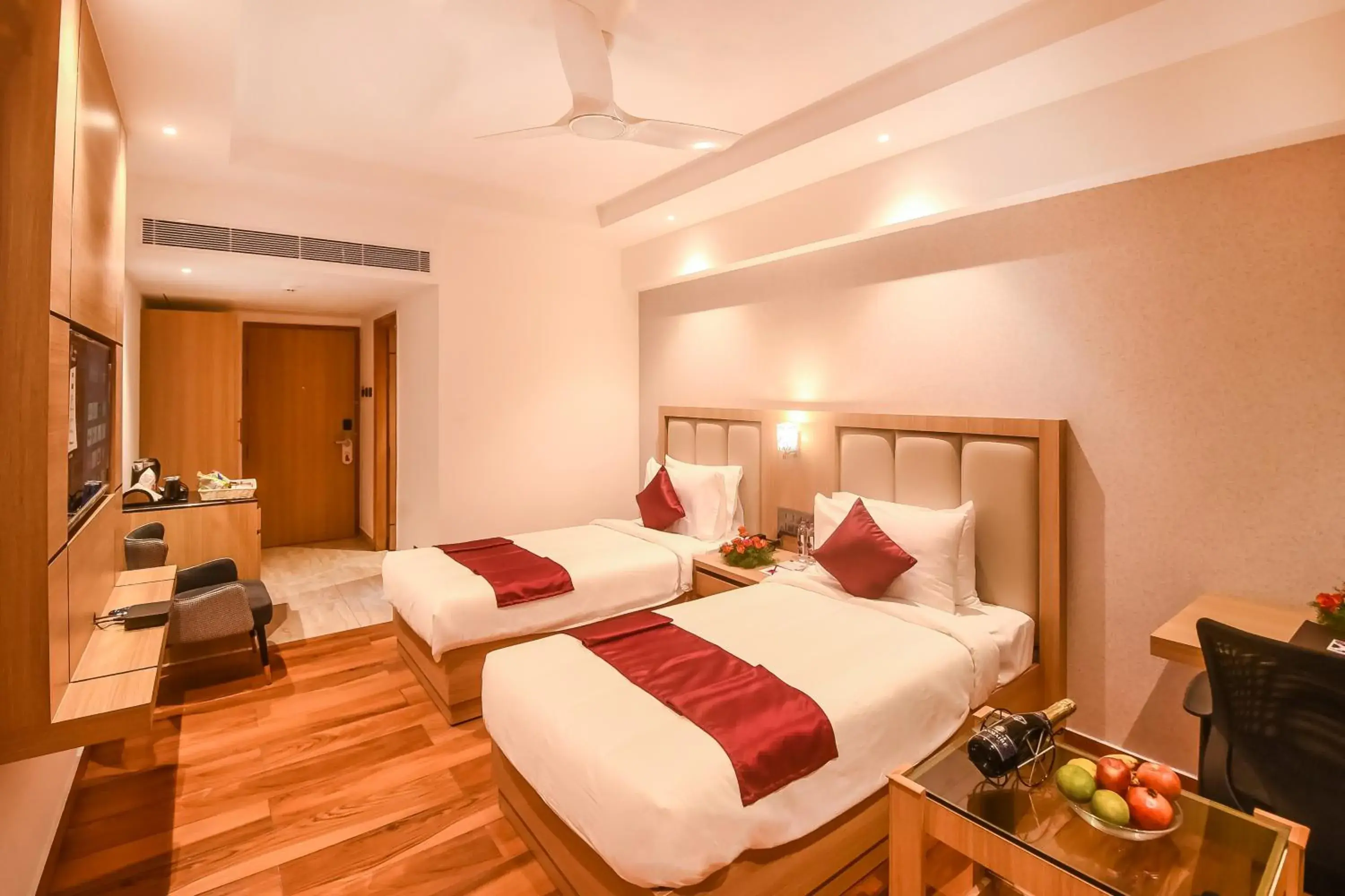 Photo of the whole room, Bed in Emerald Clarks Inn Suites Photo of the whole room, Bed in Emerald Clarks Inn Suites