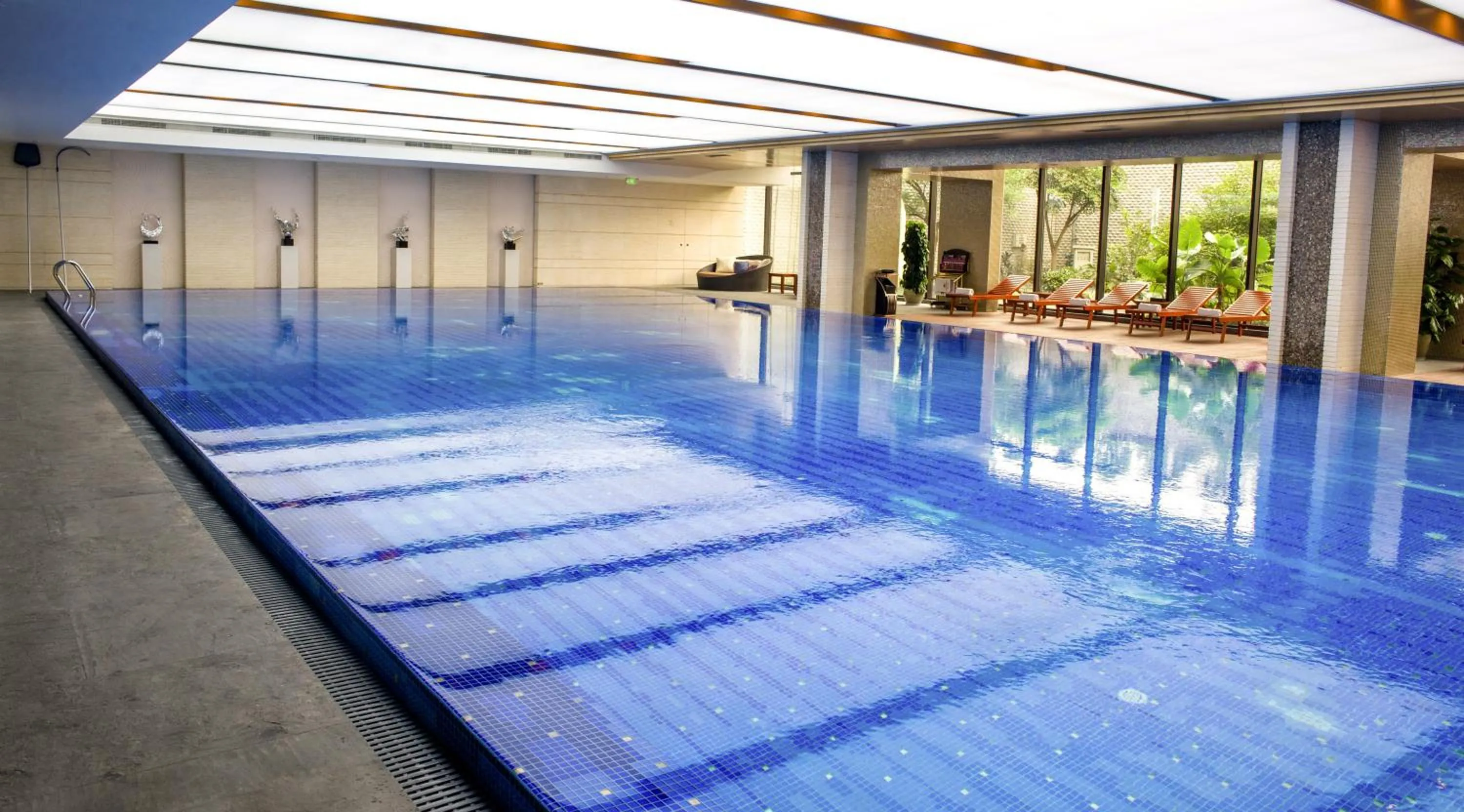 Swimming pool in Chengdu Joyhub Air Hotel