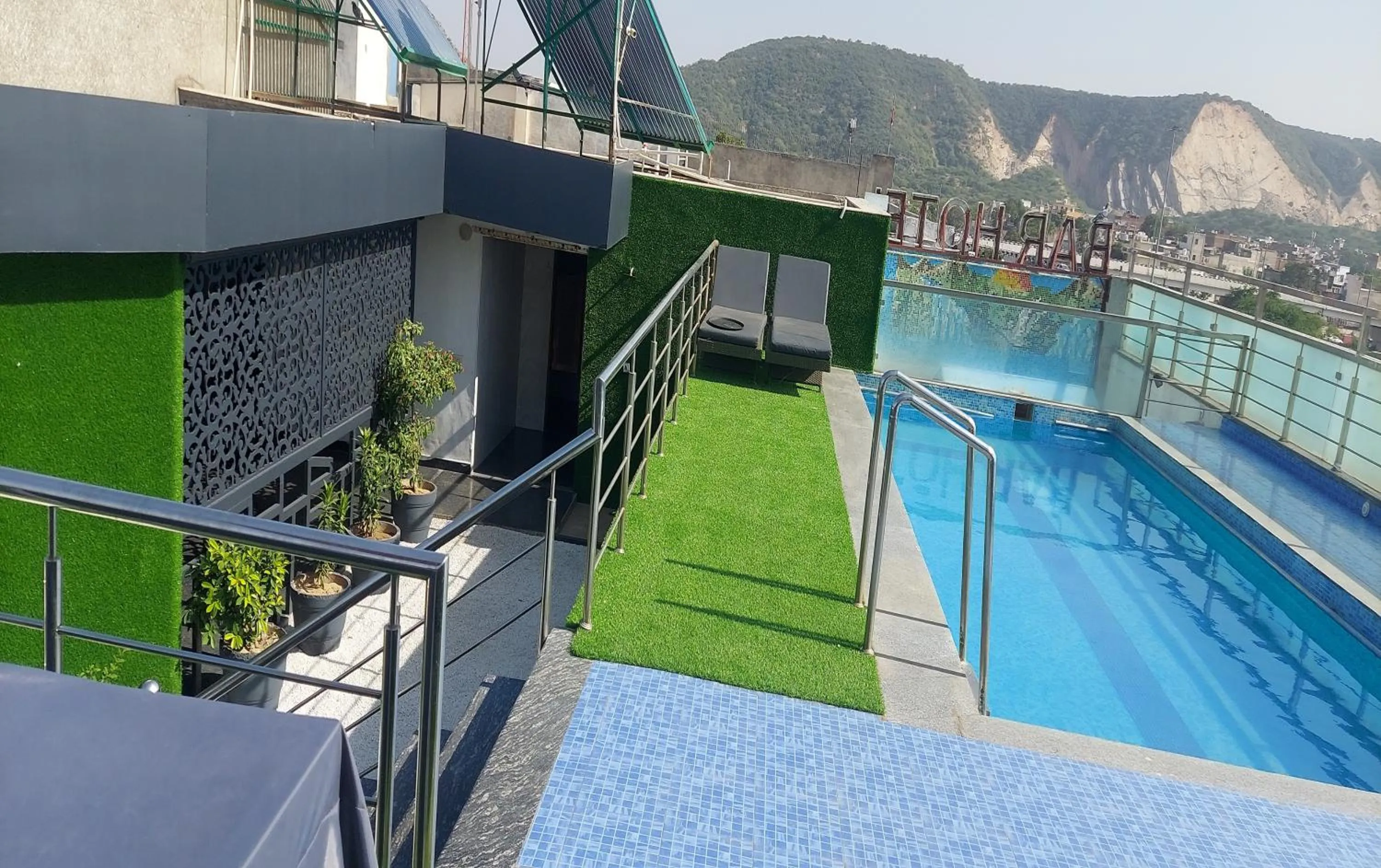 Swimming pool in Broadway Inn