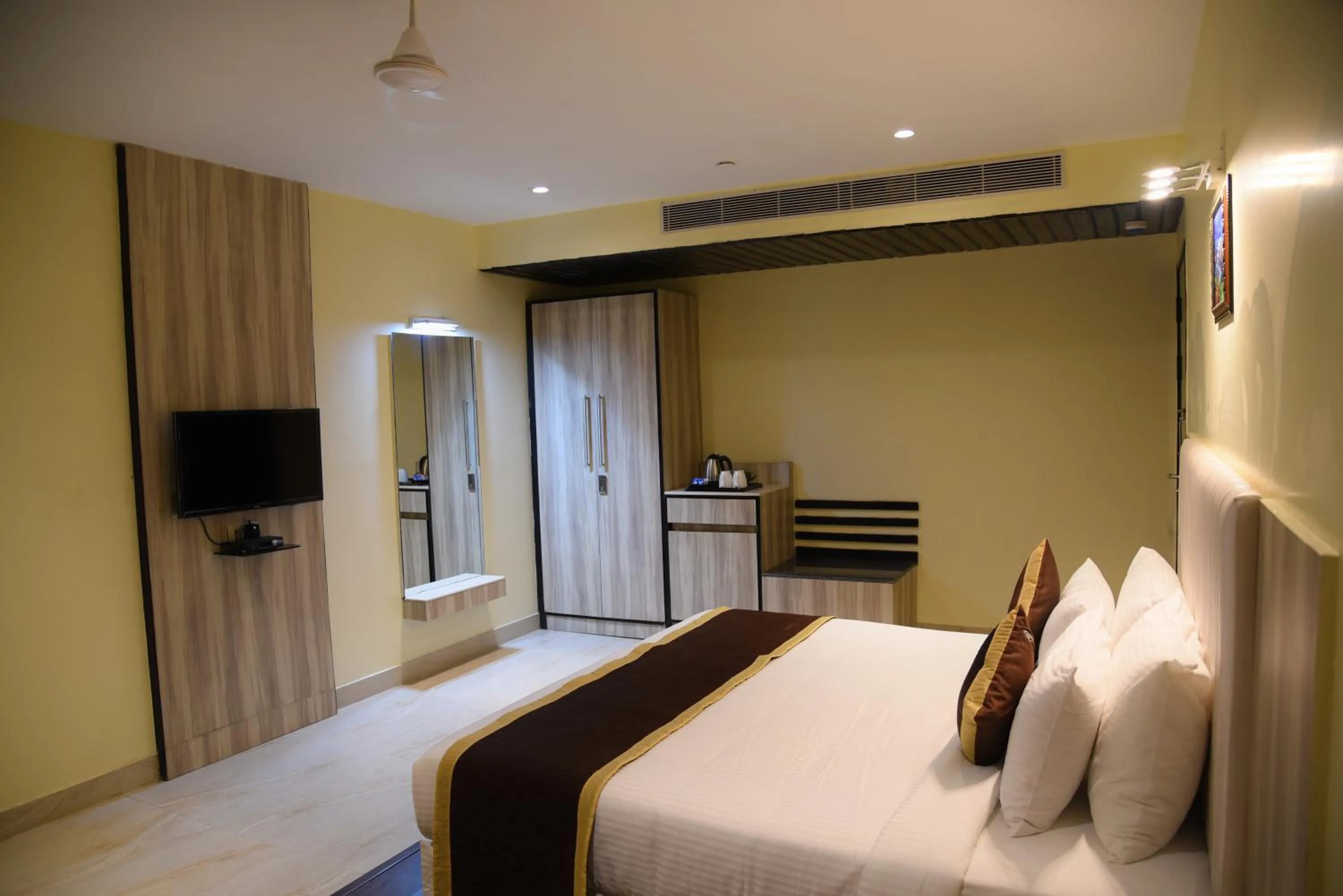 Bedroom, Bed in Broadway Inn