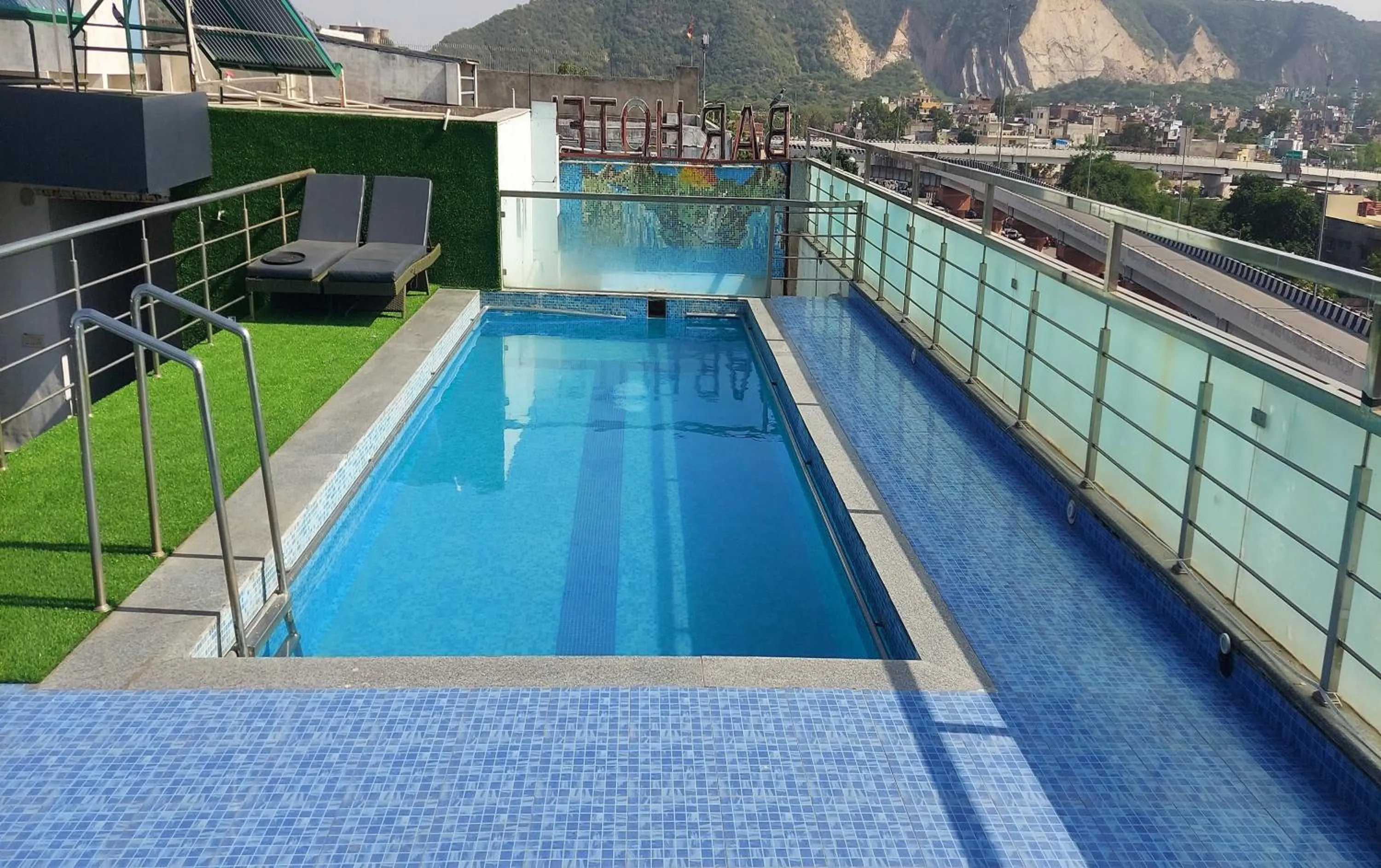 Swimming pool in Broadway Inn