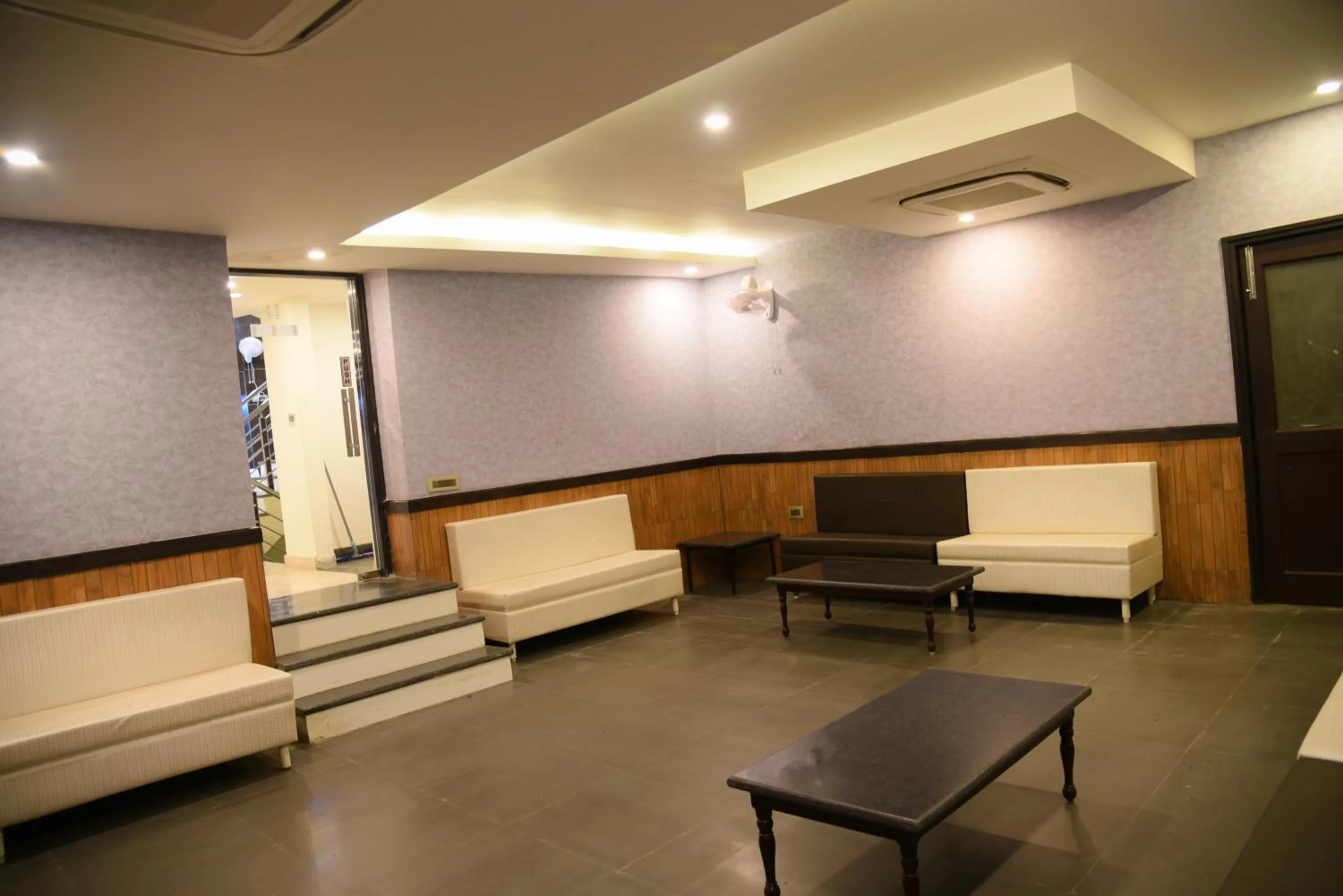 Restaurant/places to eat in Broadway Inn