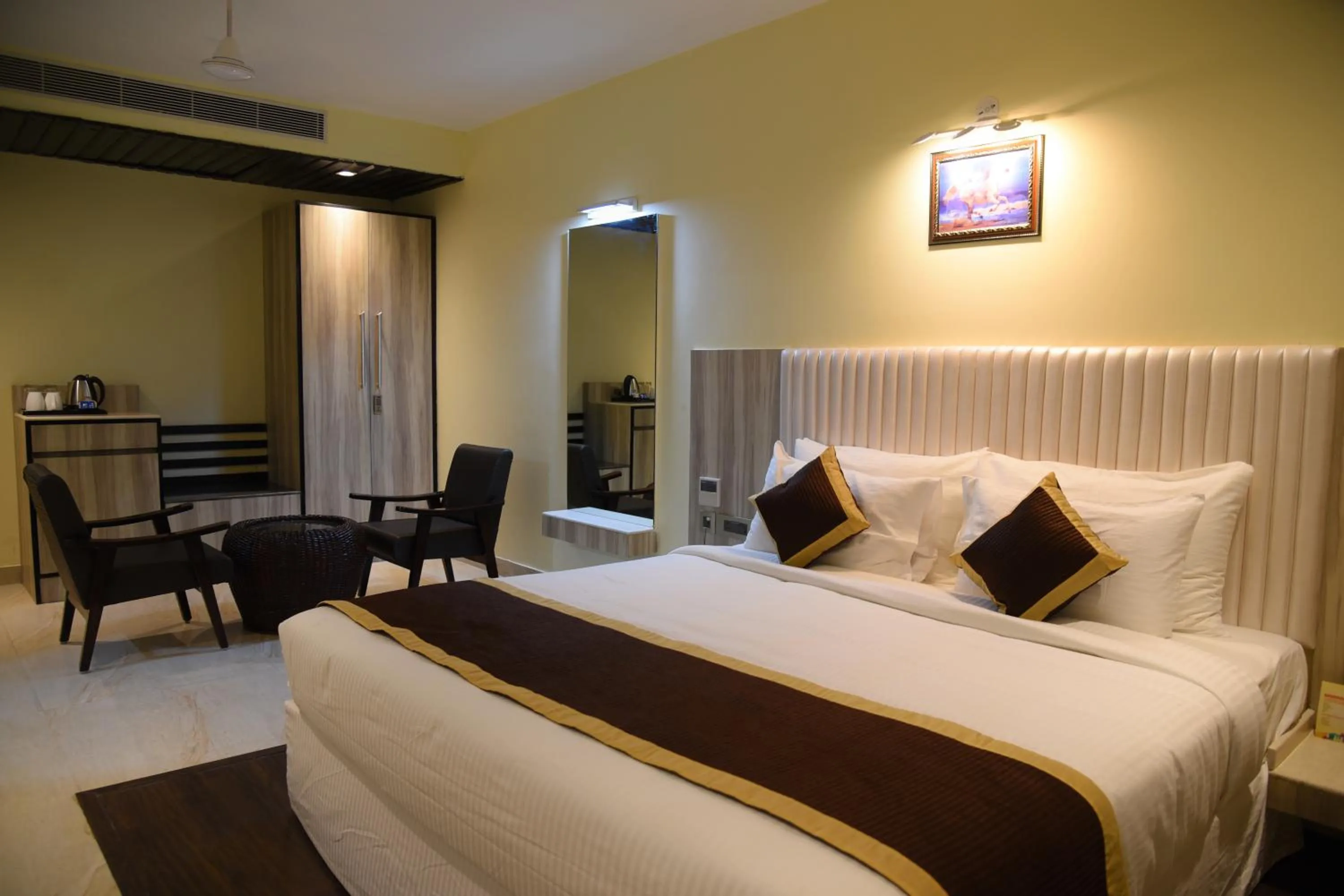 Bedroom, Bed in Broadway Inn