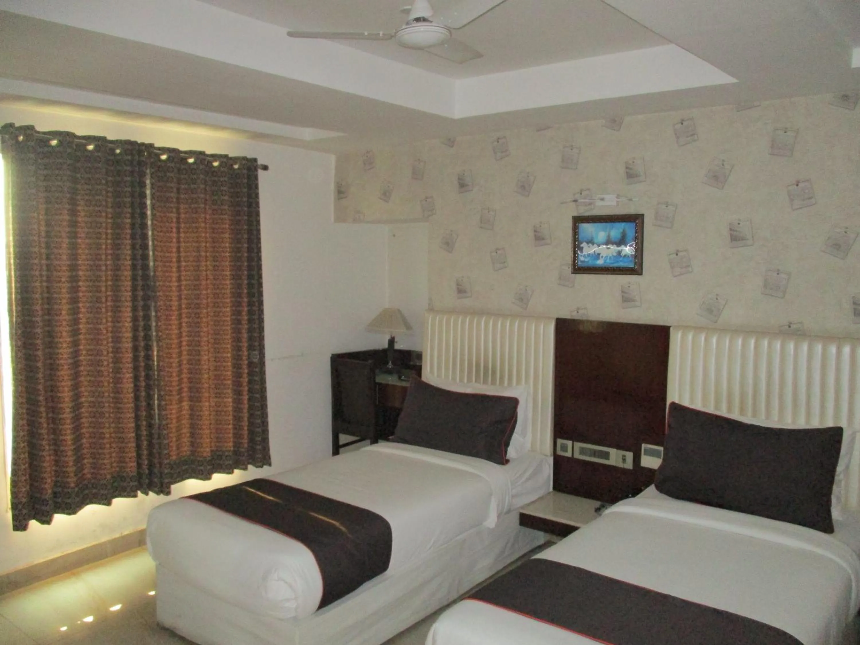 Bedroom, Bed in Broadway Inn