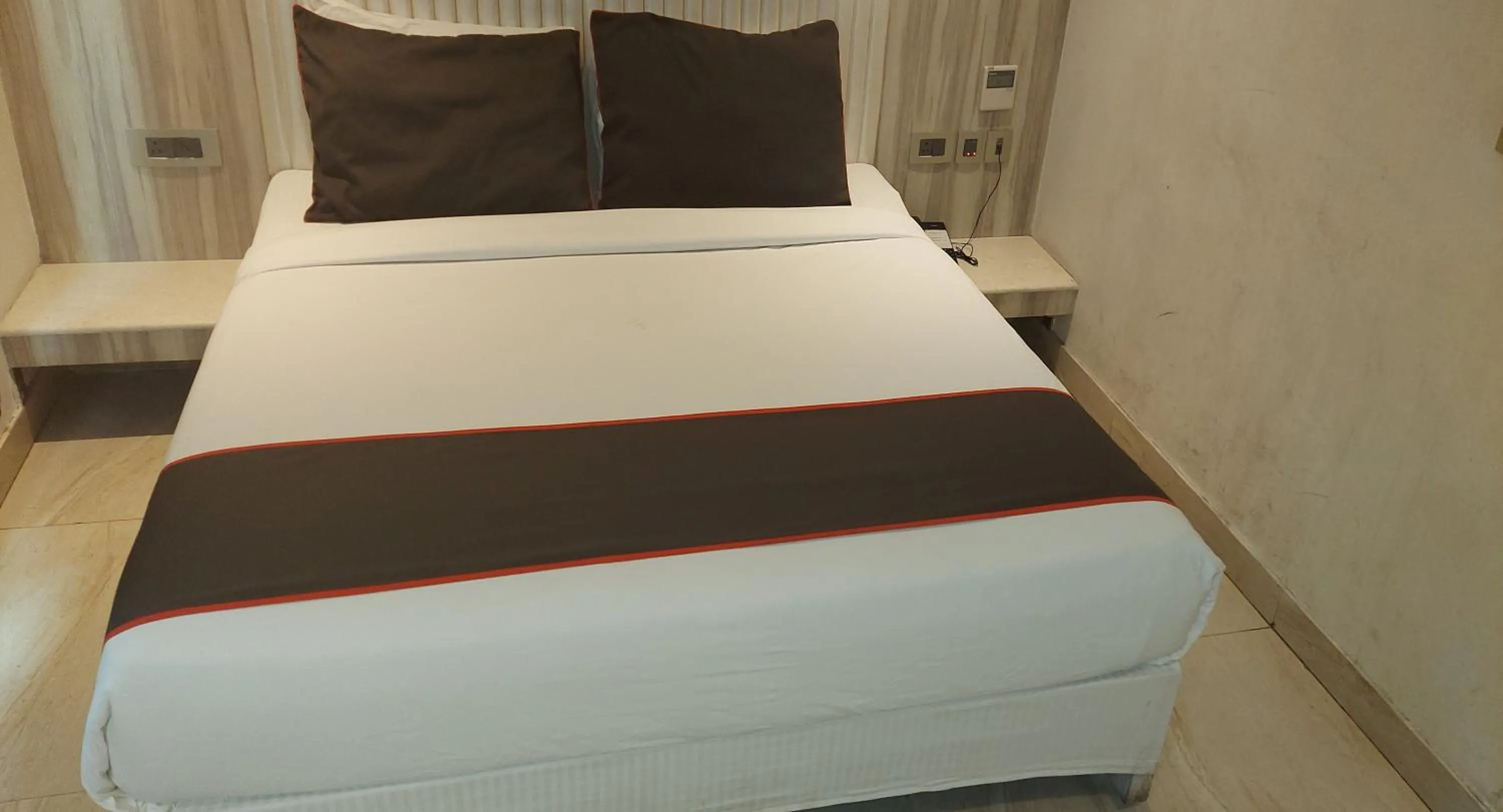 Bedroom, Bed in Broadway Inn