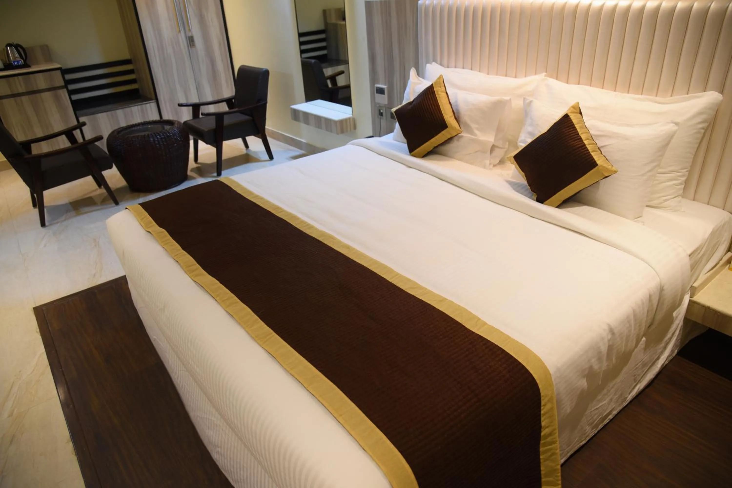 Bedroom, Bed in Broadway Inn