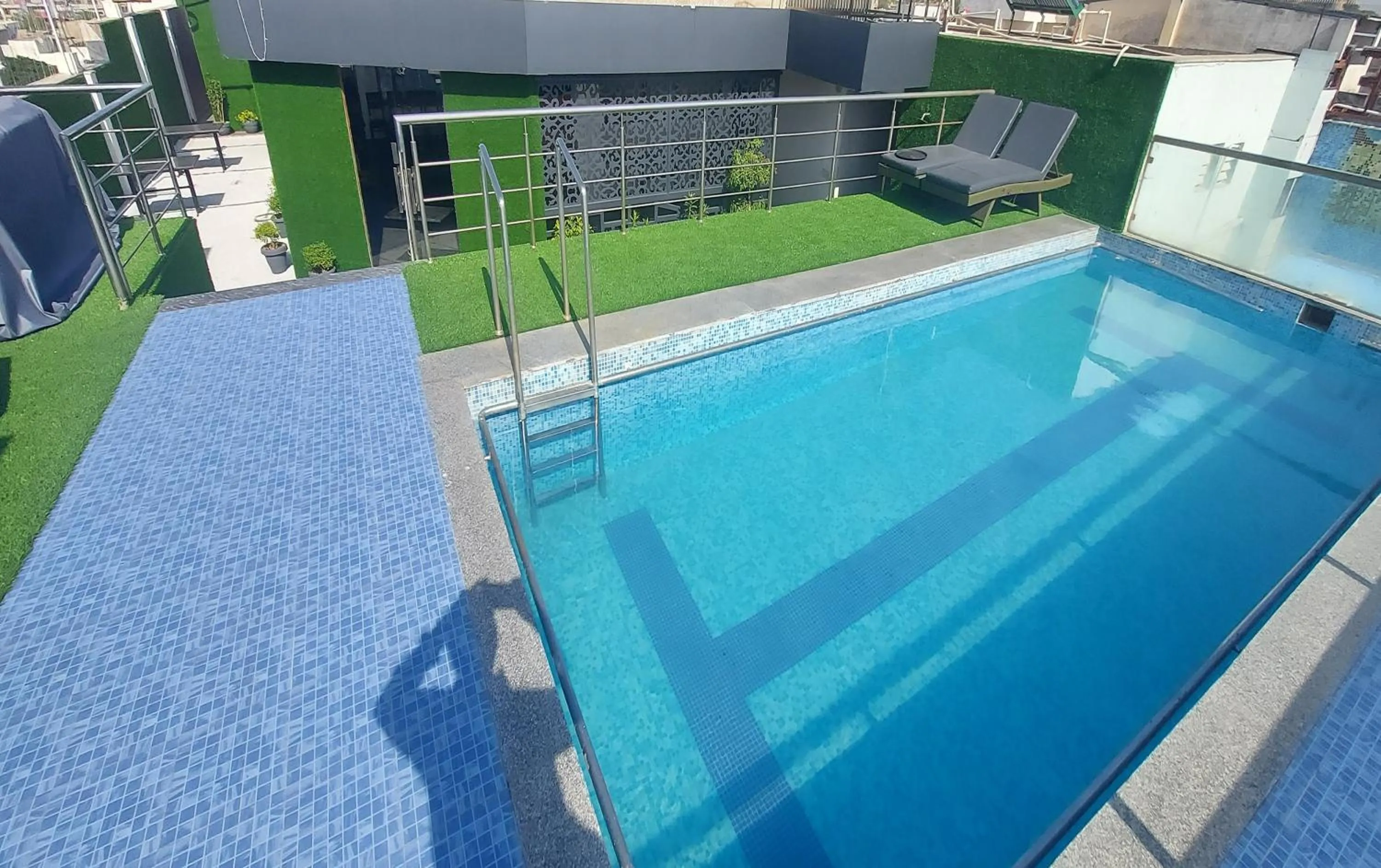 Swimming pool in Broadway Inn