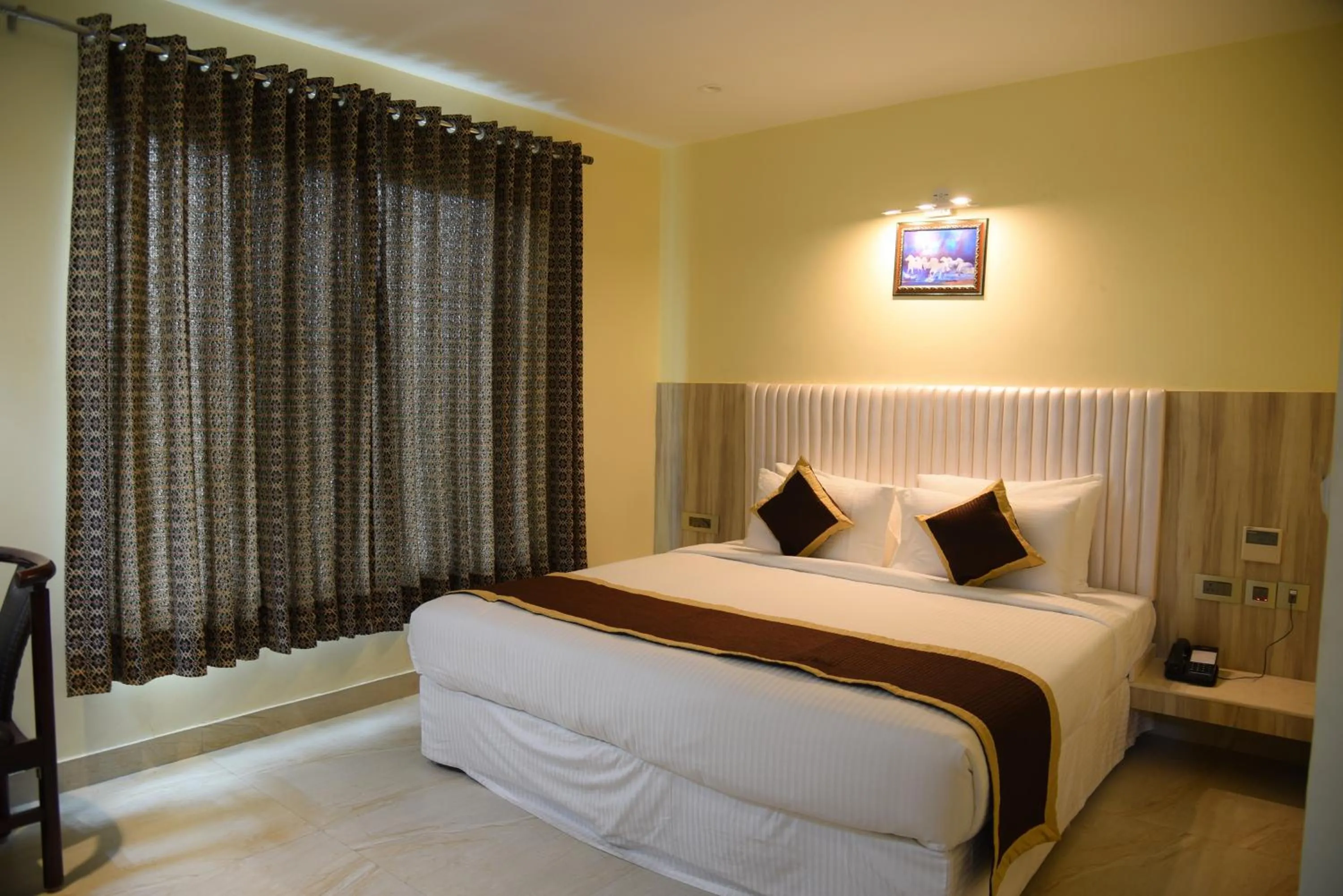 Bedroom, Bed in Broadway Inn
