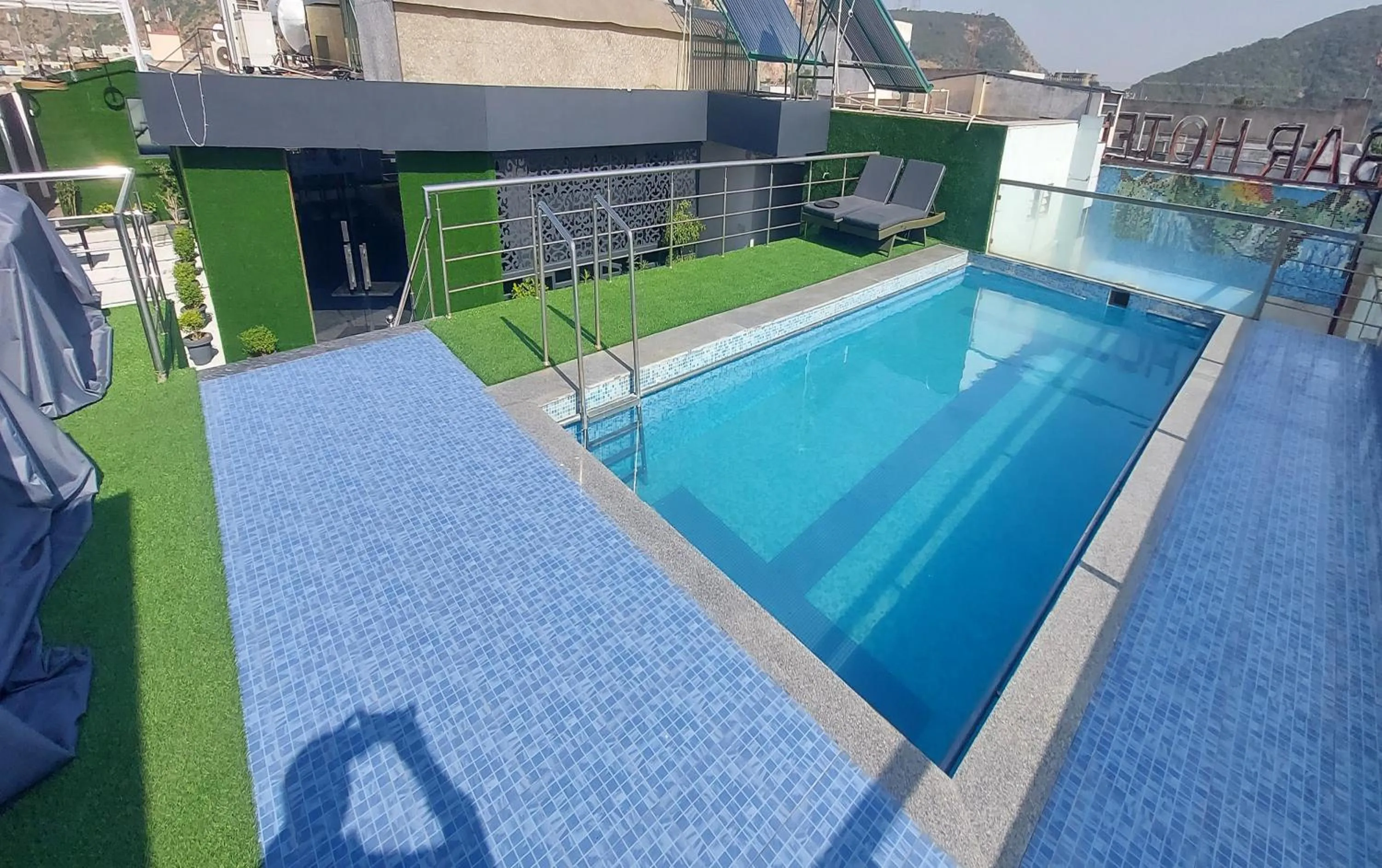 Swimming pool in Broadway Inn