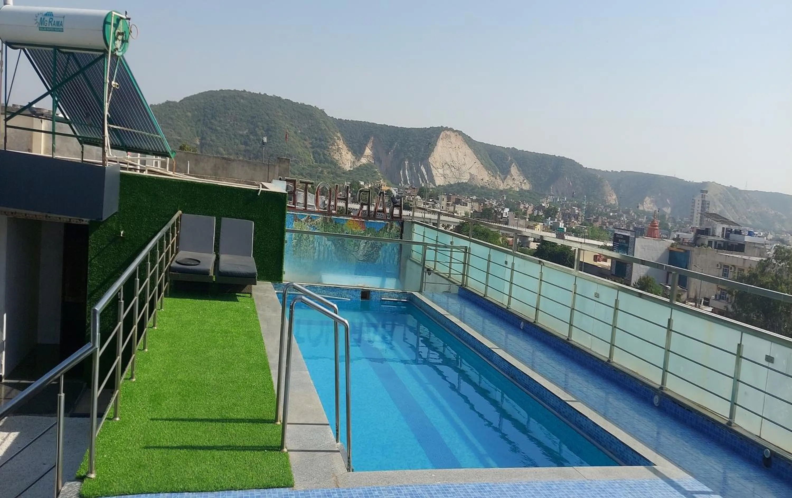 Swimming pool in Broadway Inn