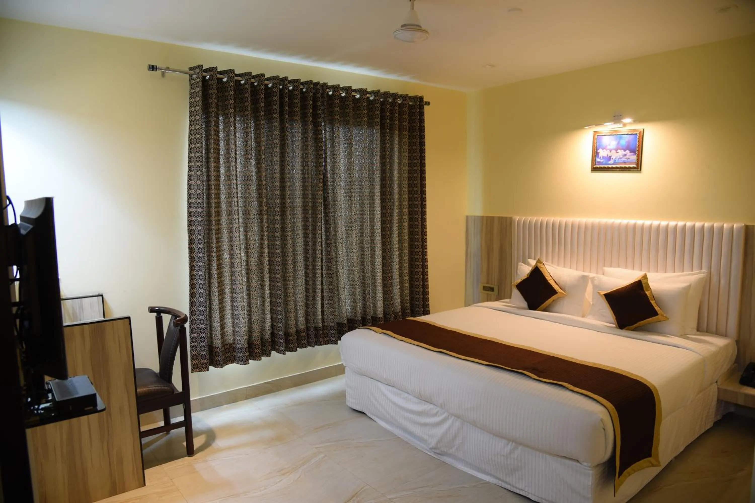 Bedroom, Bed in Broadway Inn