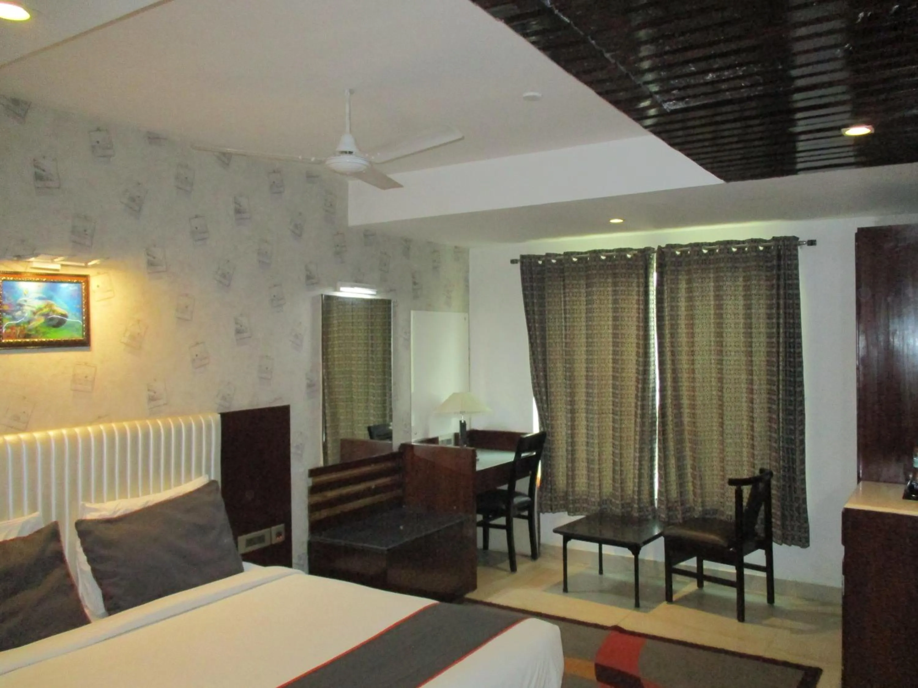 Seating area, Bed in Broadway Inn