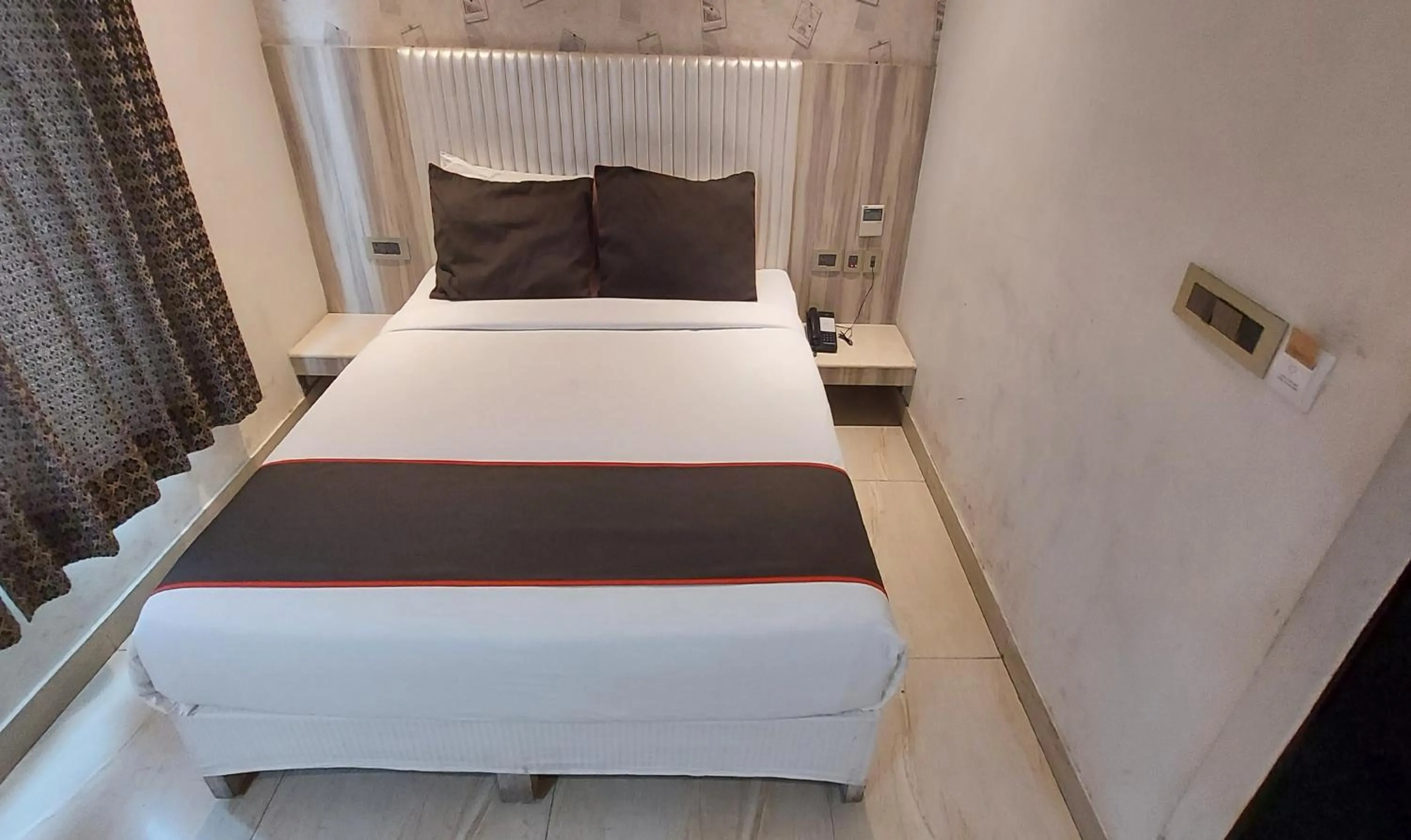 Bedroom, Bed in Broadway Inn