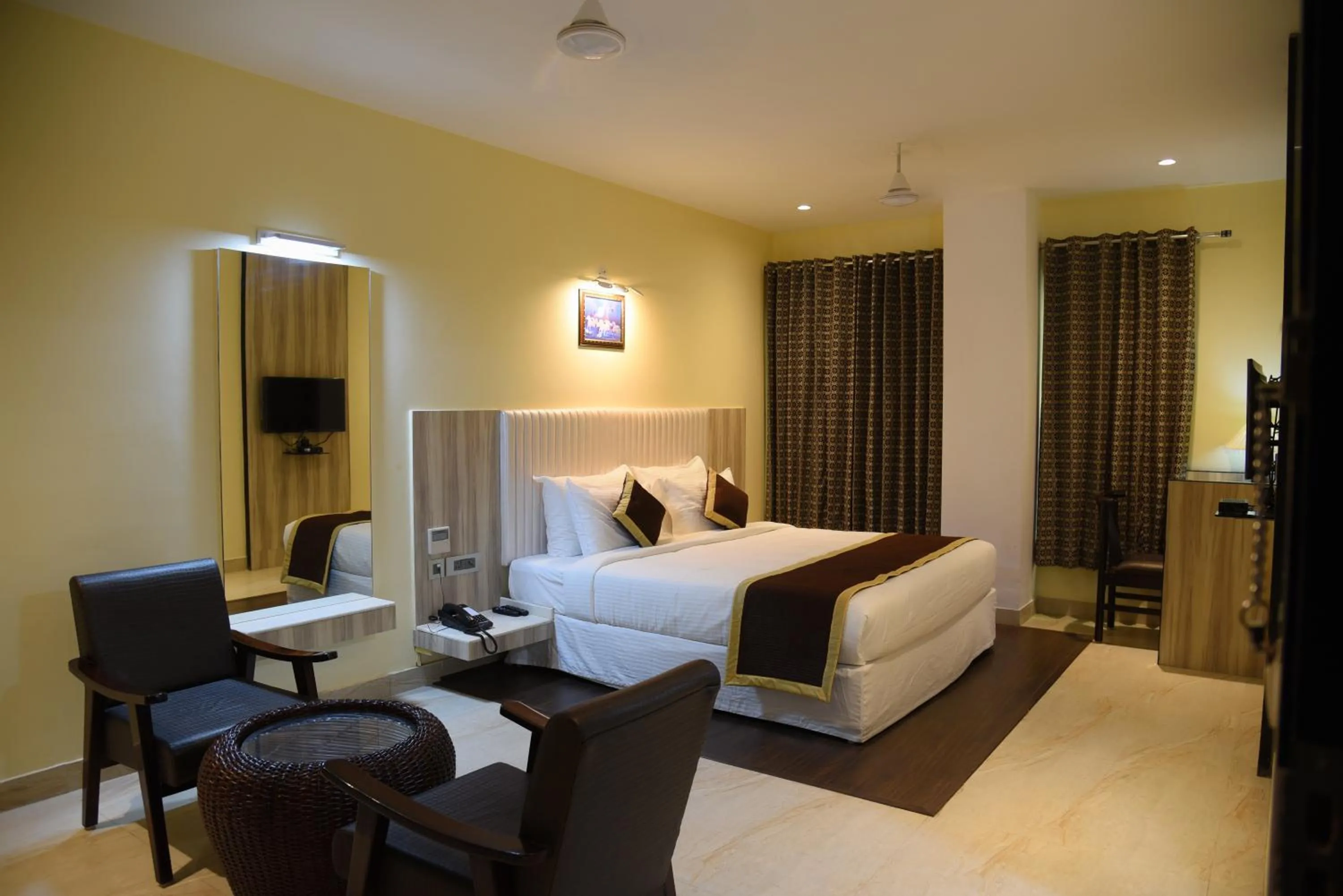 Photo of the whole room, Bed in Broadway Inn